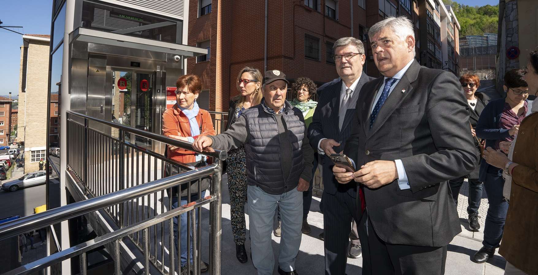 El alcalde de Bilbao recorre Zurbaranbarri tras finalizar proyectos de mejora de la accesibilidad en el barrio, incluyendo dos ascensores y varias rampas