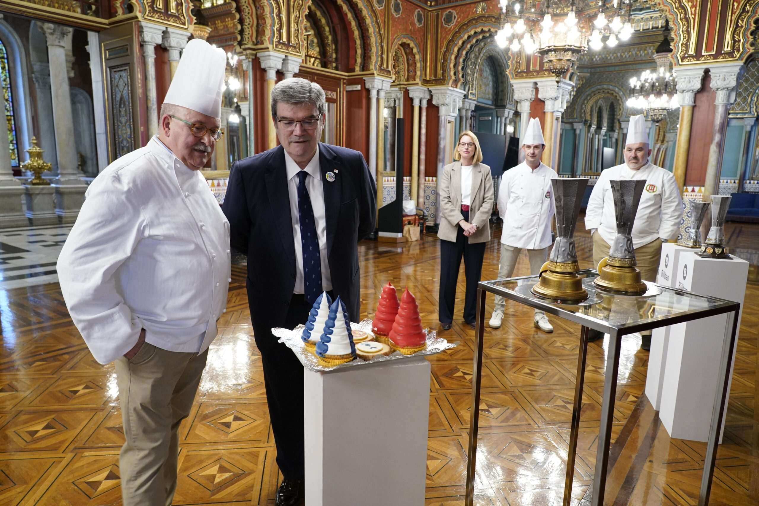 Bilbao recibe una réplica en chocolate de la Copa de la UEFA Europa League