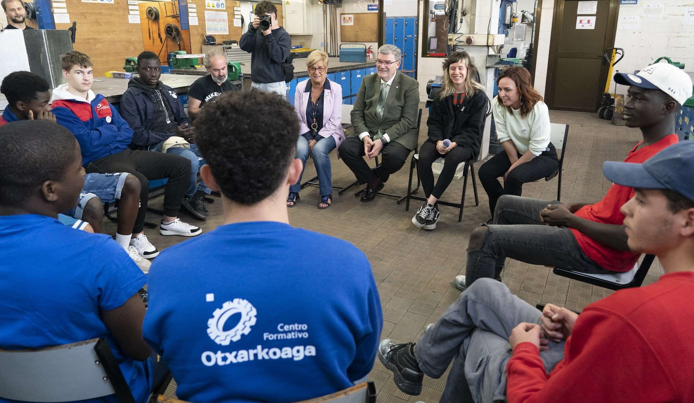 El alcalde de Bilbao escucha las experiencias del alumnado del centro formativo Otxarkoaga tras el trabajo Etorkinak Euskeraz durante el curso