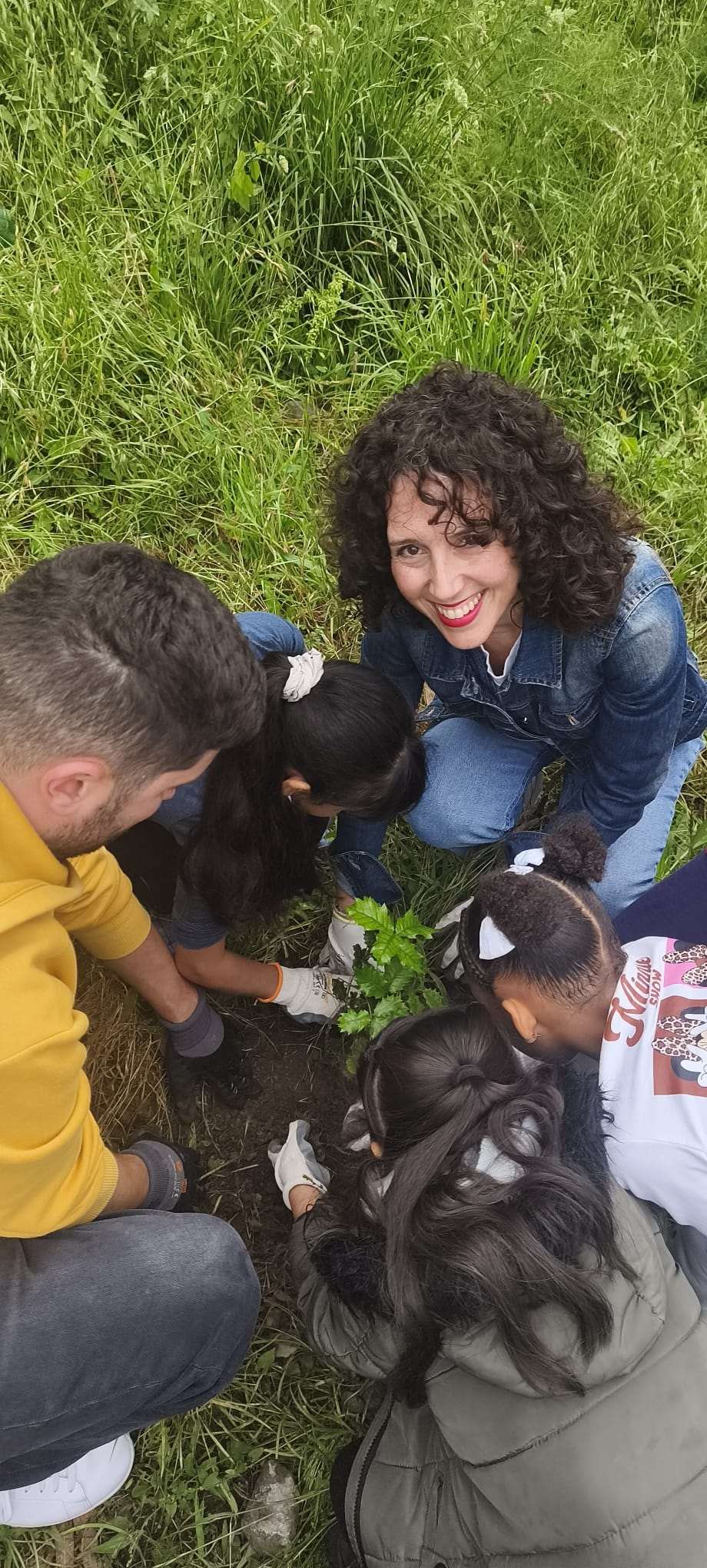 Escolares de Arangoiti Ikastetxea participan en el proyecto de mejora de la biodiversidad de las laderas de Arangoiti impulsado por el Ayuntamiento de Bilbao y entidades del barrio