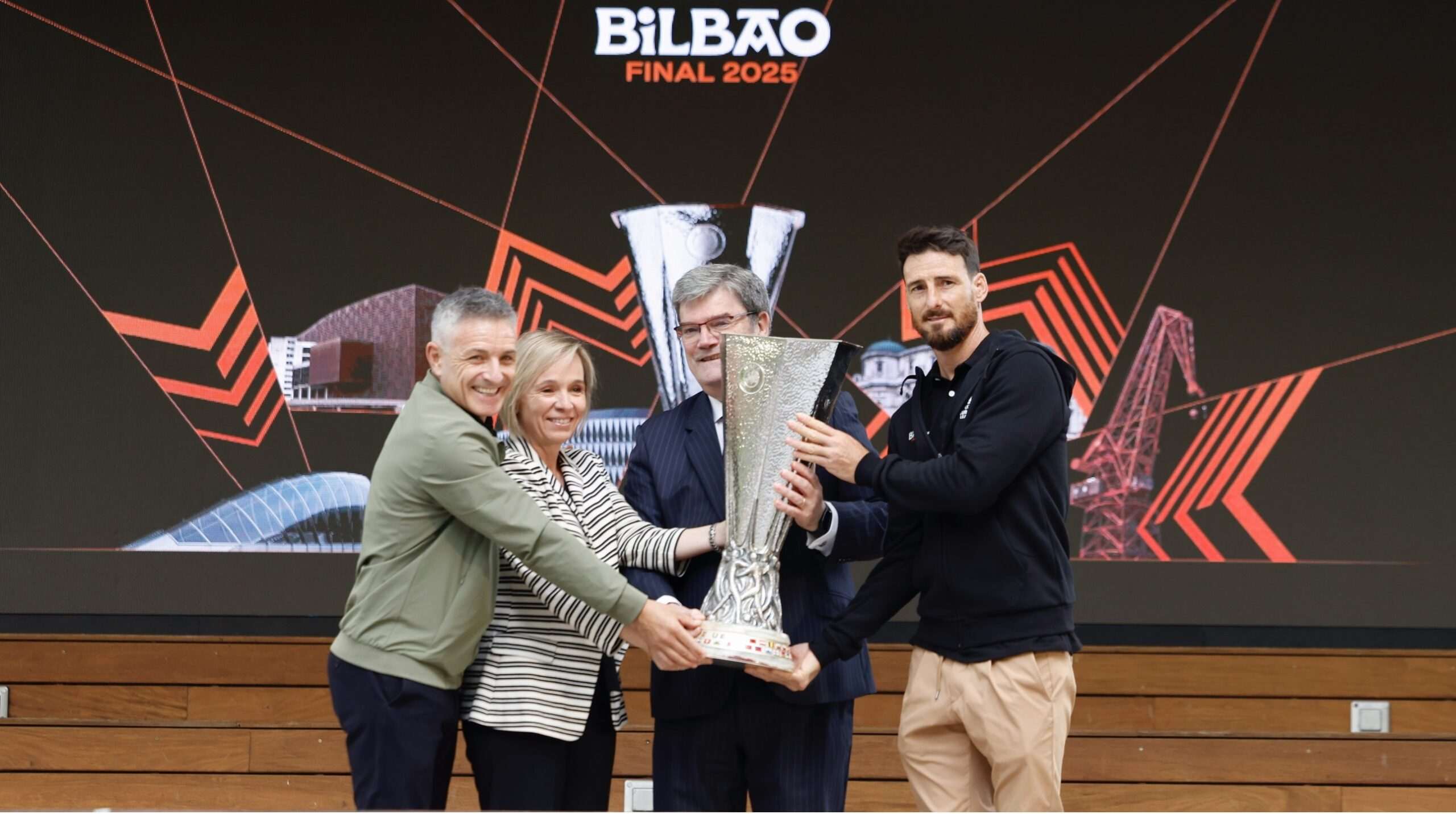 Inauguración del Fan Festival de la Final de la UEFA Europa League en el Arenal con la participación de las tres instituciones vascas y Aritz Aduriz