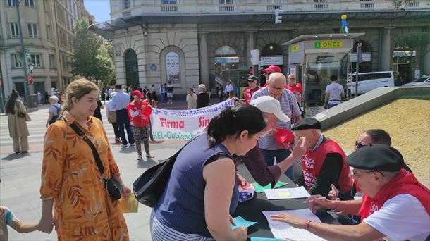 Pensionistas recogen 120,000 firmas para igualar la pensión mínima al salario mínimo interprofesional