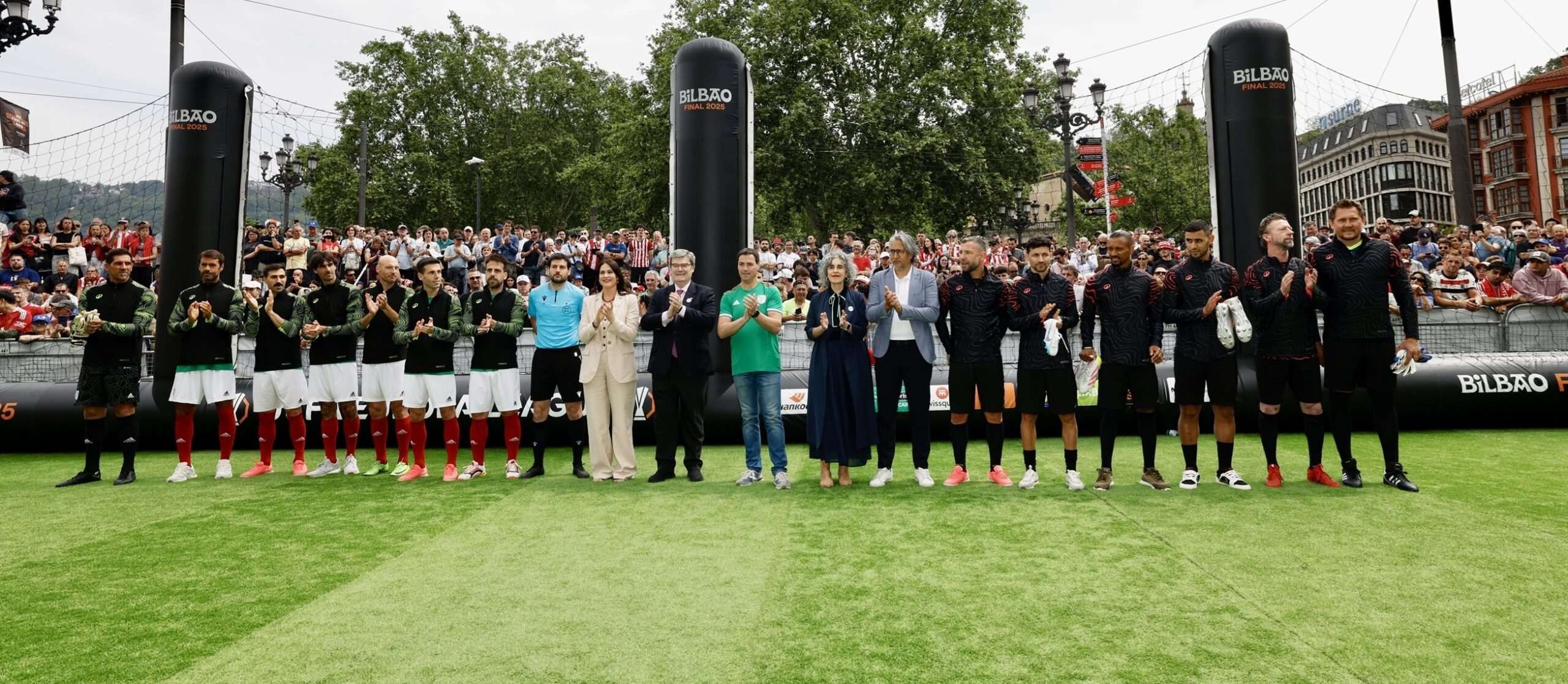 Representantes de las instituciones vascas apoyan al equipo 'Basque Legends' en la final de la UEFA Europa League