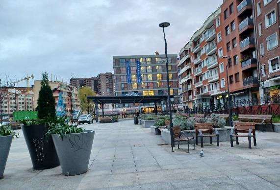 El Ayuntamiento de Bilbao impulsa la creación de zonas de sombra en la Plaza San Pedro, en Deusto