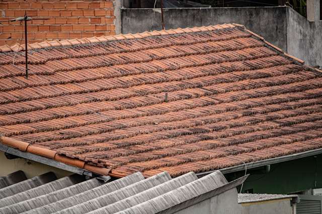 reparar un tejado con goteras