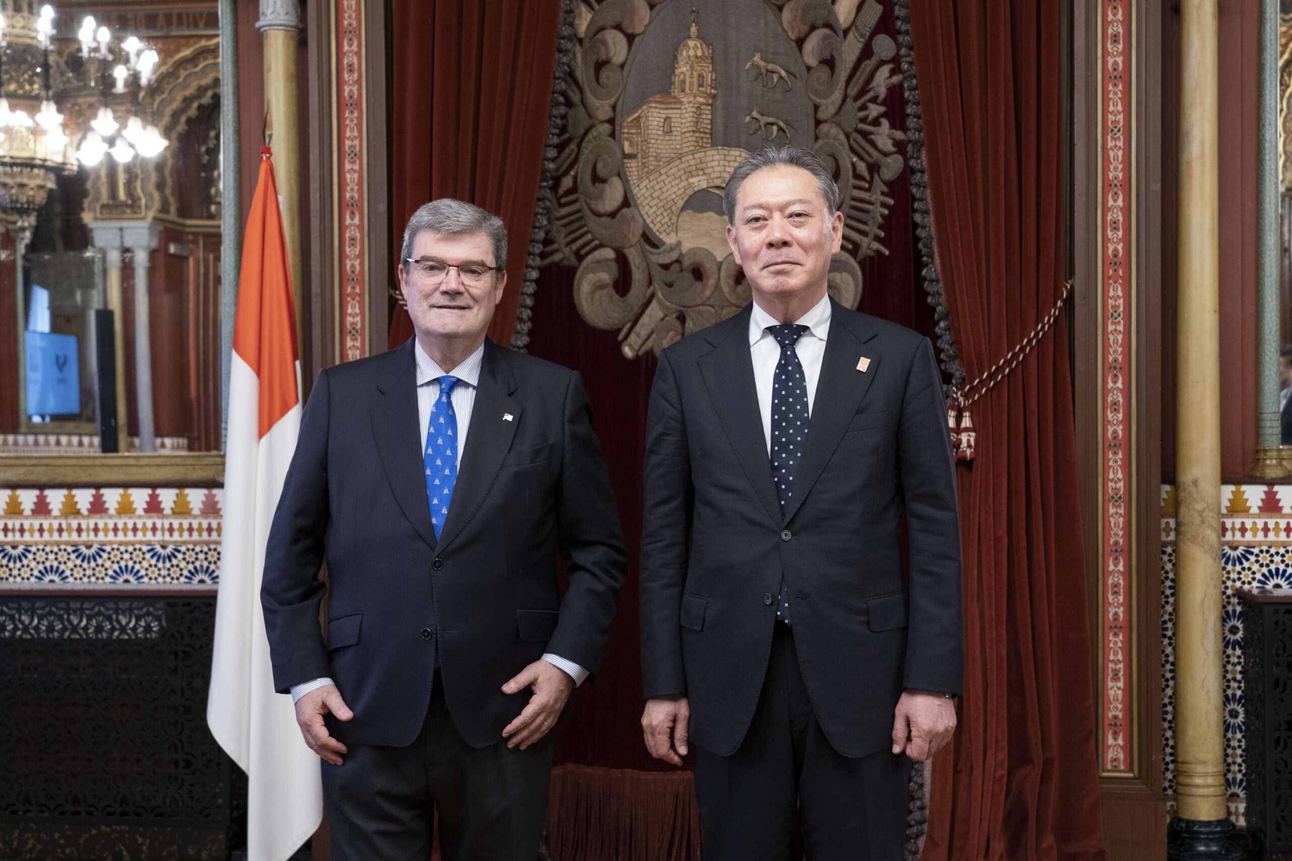 El alcalde de Bilbao recibe a una delegación de la ciudad japonesa de Tsuruoka