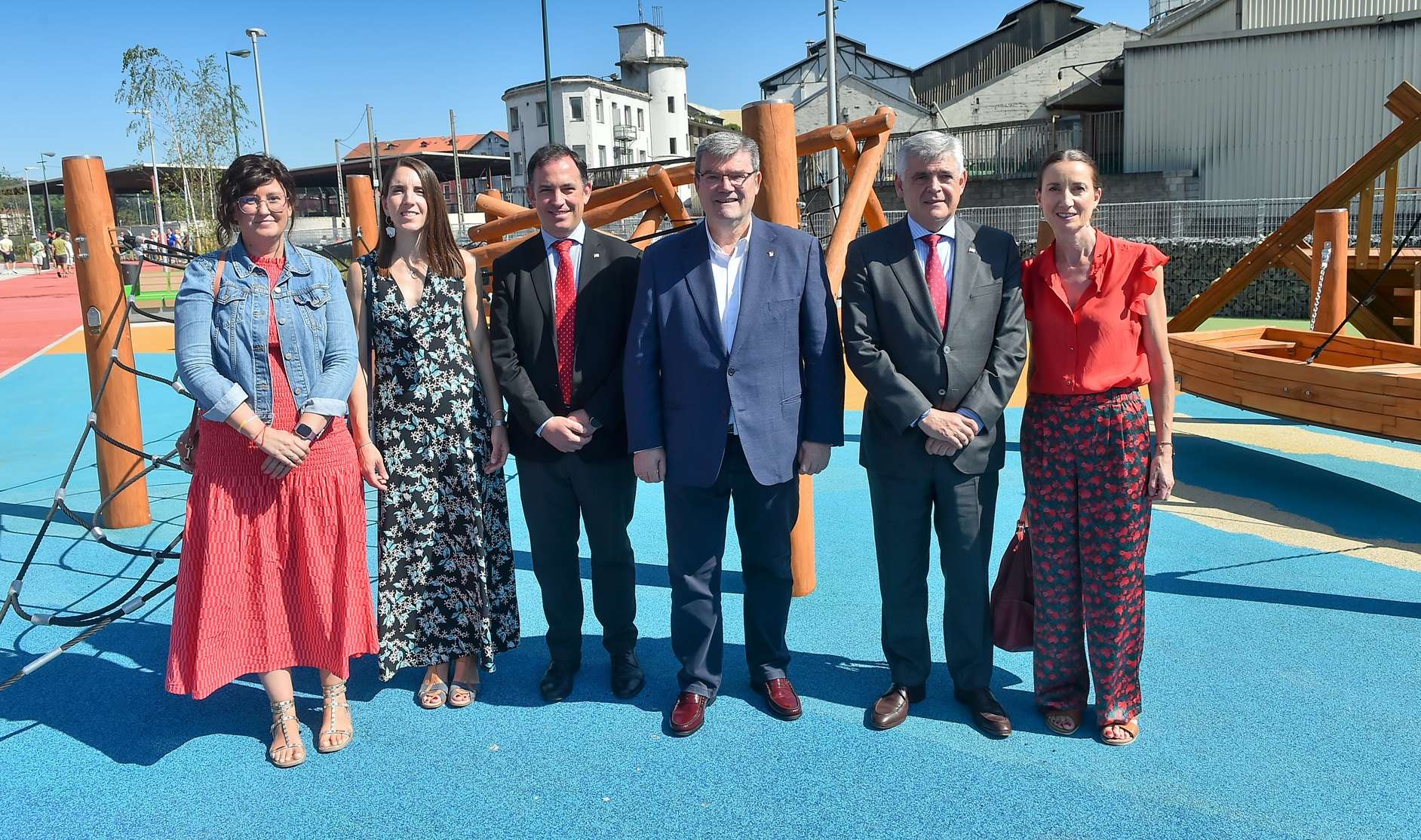 El alcalde de Bilbao visita el nuevo parque en Punta Zorrotza que llevará el nombre de La Landa por solicitud de los vecinos