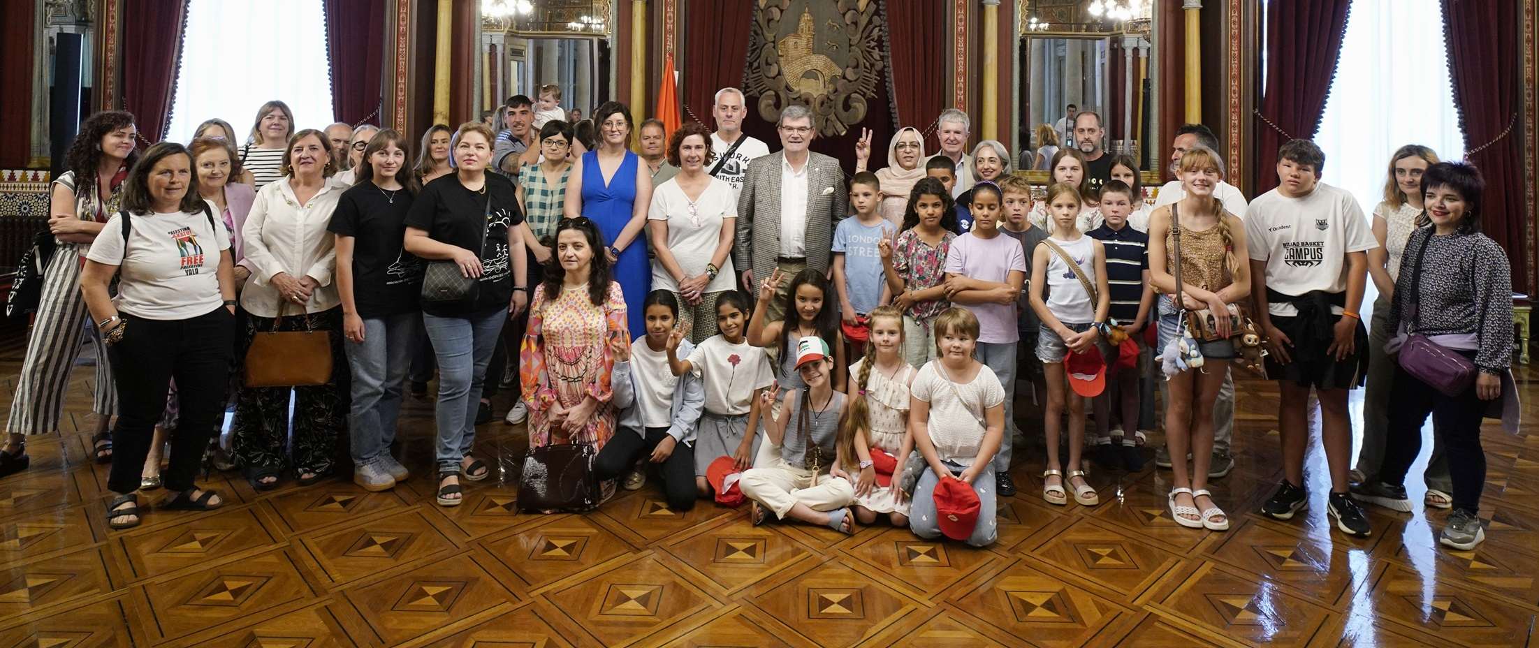 El alcalde recibe en el Ayuntamiento a los niños y niñas saharauis y de Ucrania que disfrutan del verano en Bilbao