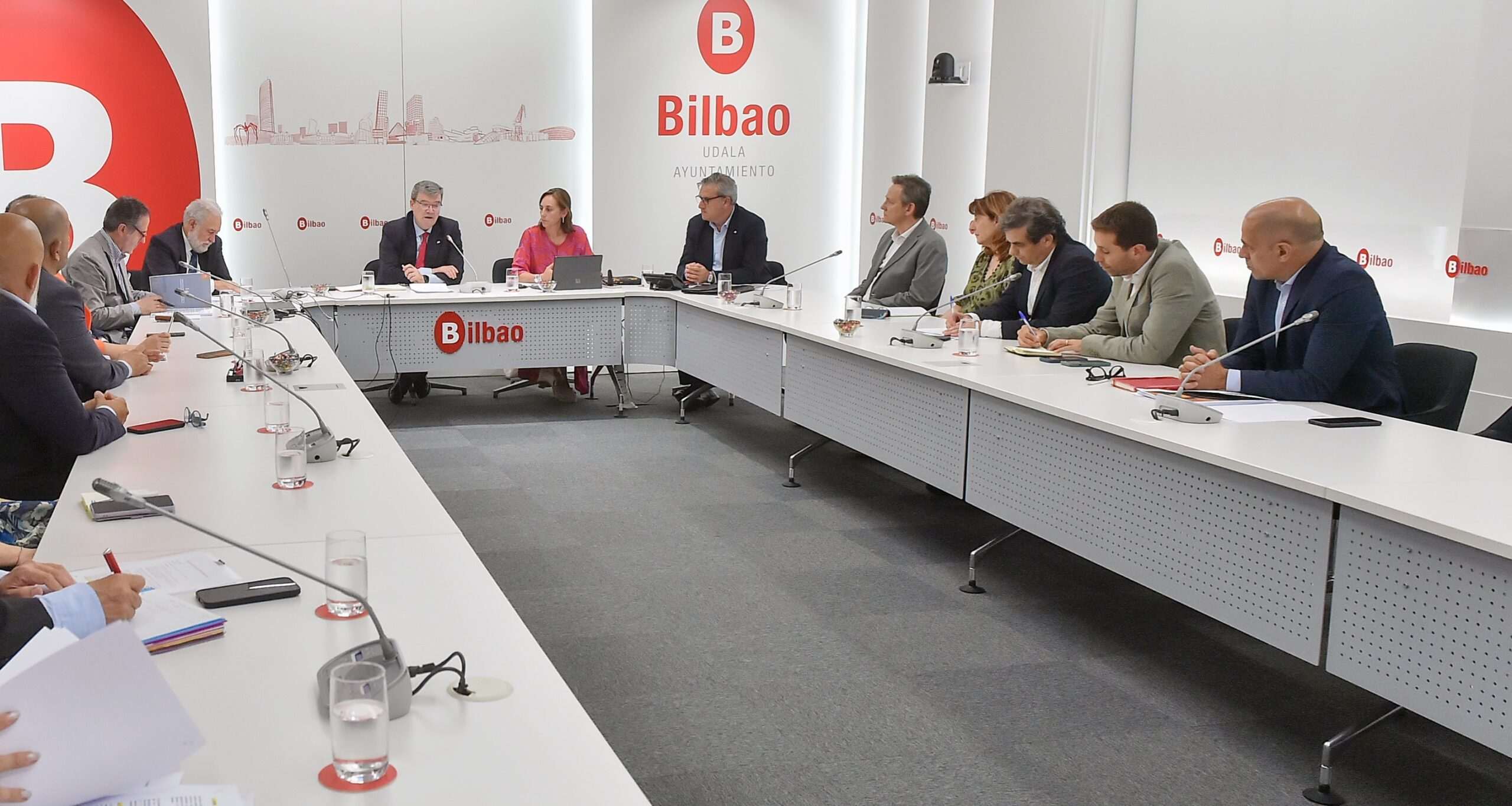 El alcalde se reúne con representantes de compañías aéreas para potenciar la conectividad de Bilbao como motor de desarrollo económico