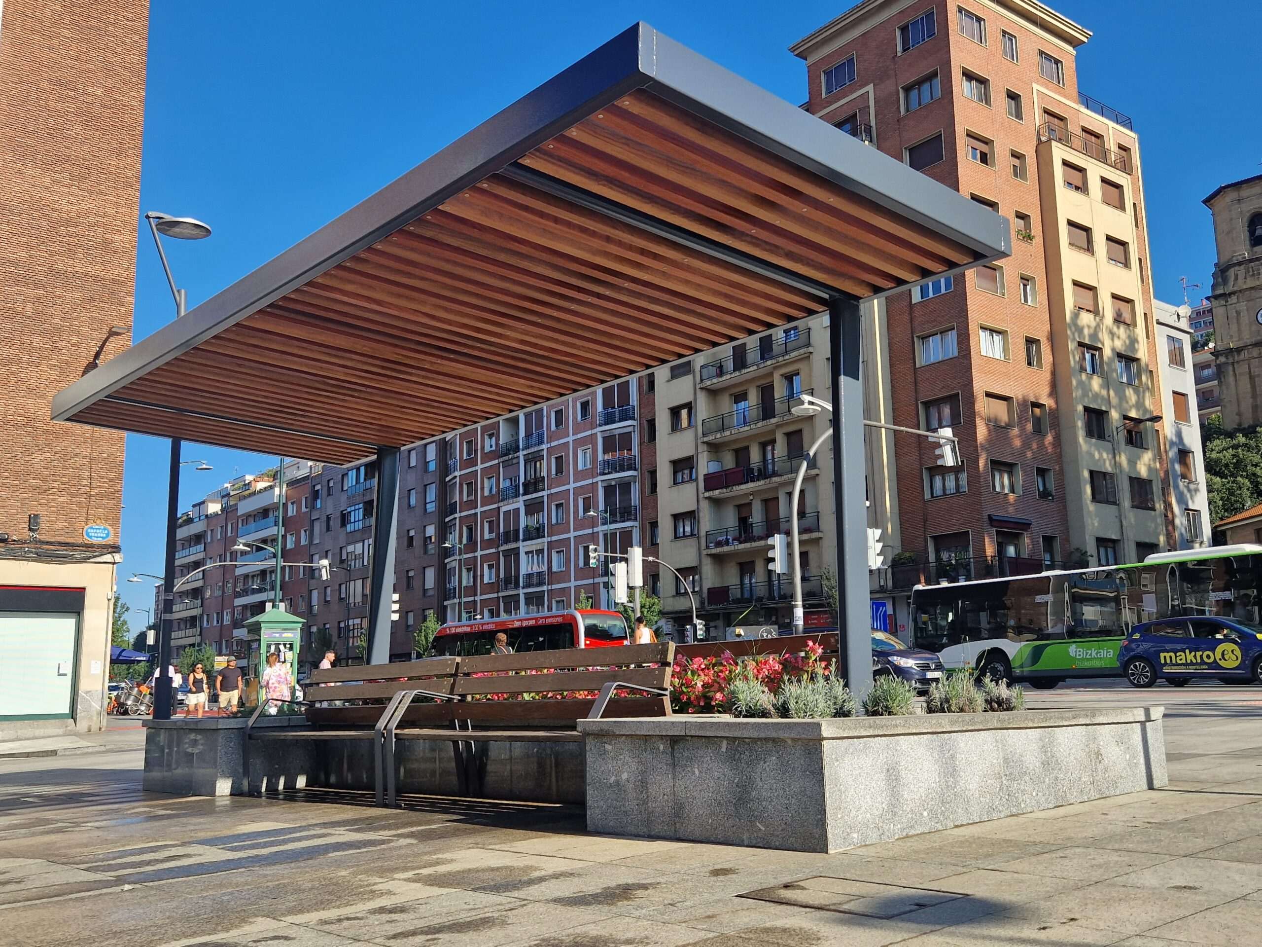 Finalización de las obras de las pérgolas en la Plaza San Pedro, en Deusto, que proporcionarán sombra al entorno