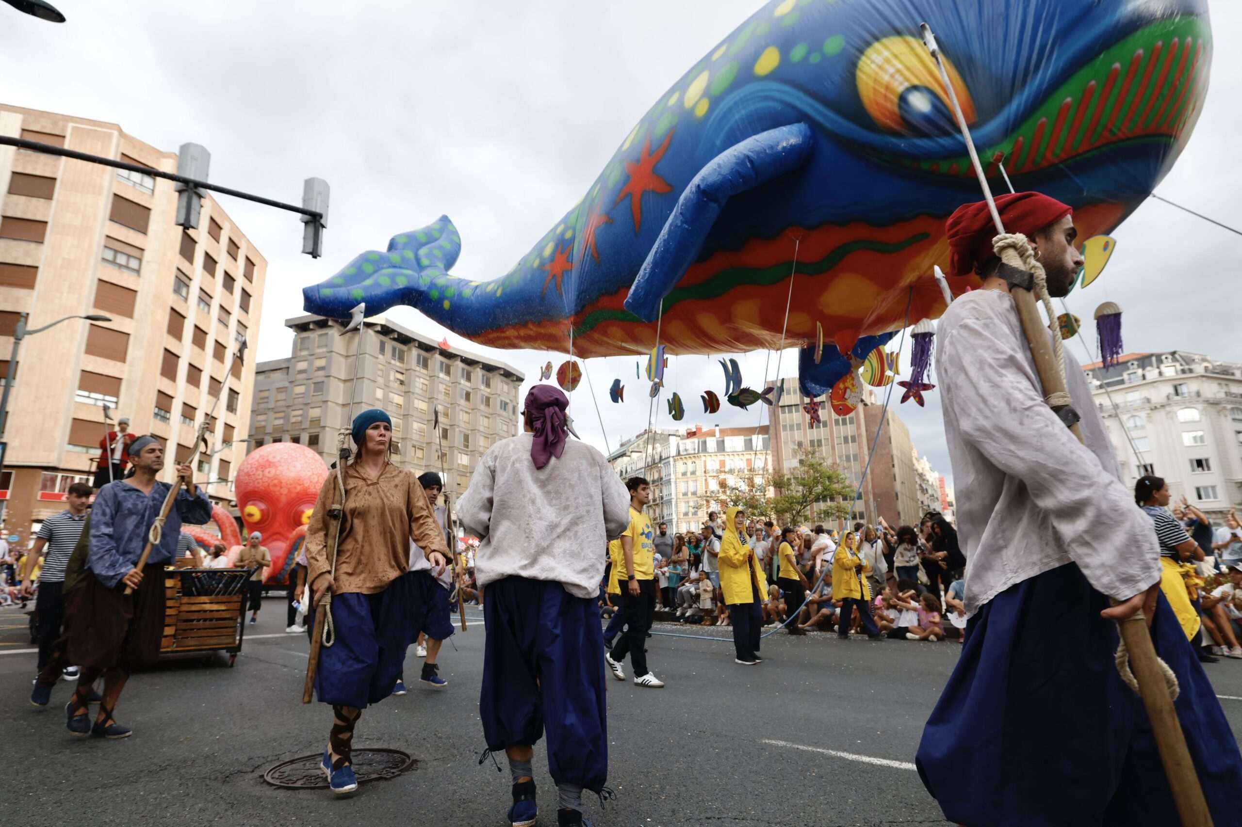 La ballena Bali regresa en su desfile de Aste Nagusia el domingo 17 con una fusión de la vida marina y los ritmos de la jungla