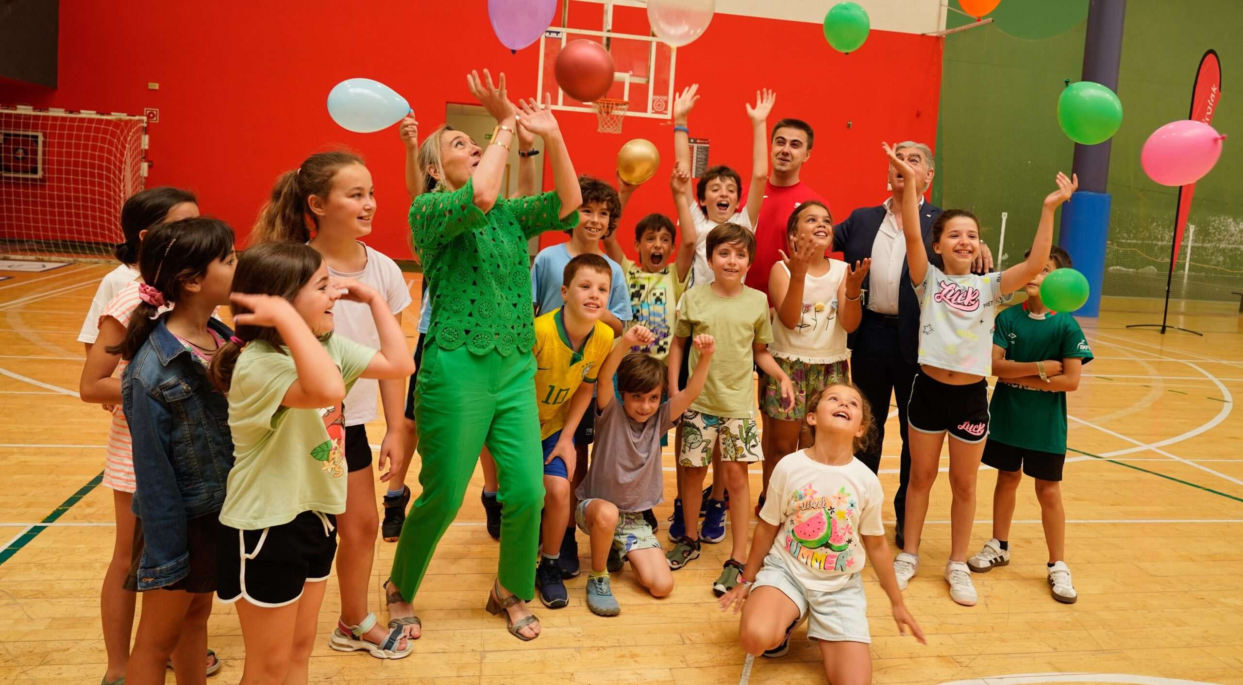 Visita a los niños y niñas que disfrutan del verano practicando deporte en las colonias del Ayuntamiento
