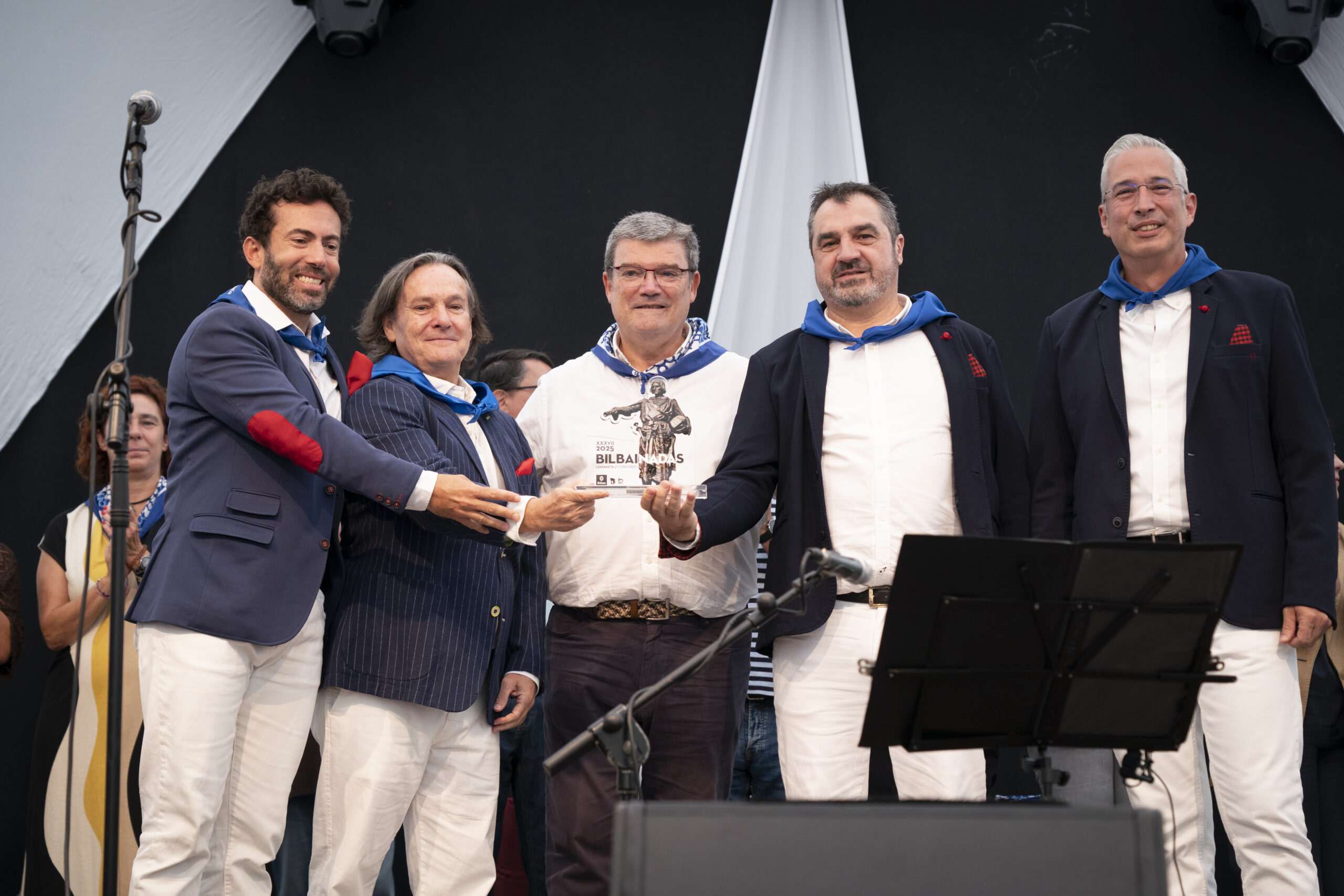El alcalde de Bilbao entrega los premios del concurso de bilbainadas 2025 en el parque de Doña Casilda