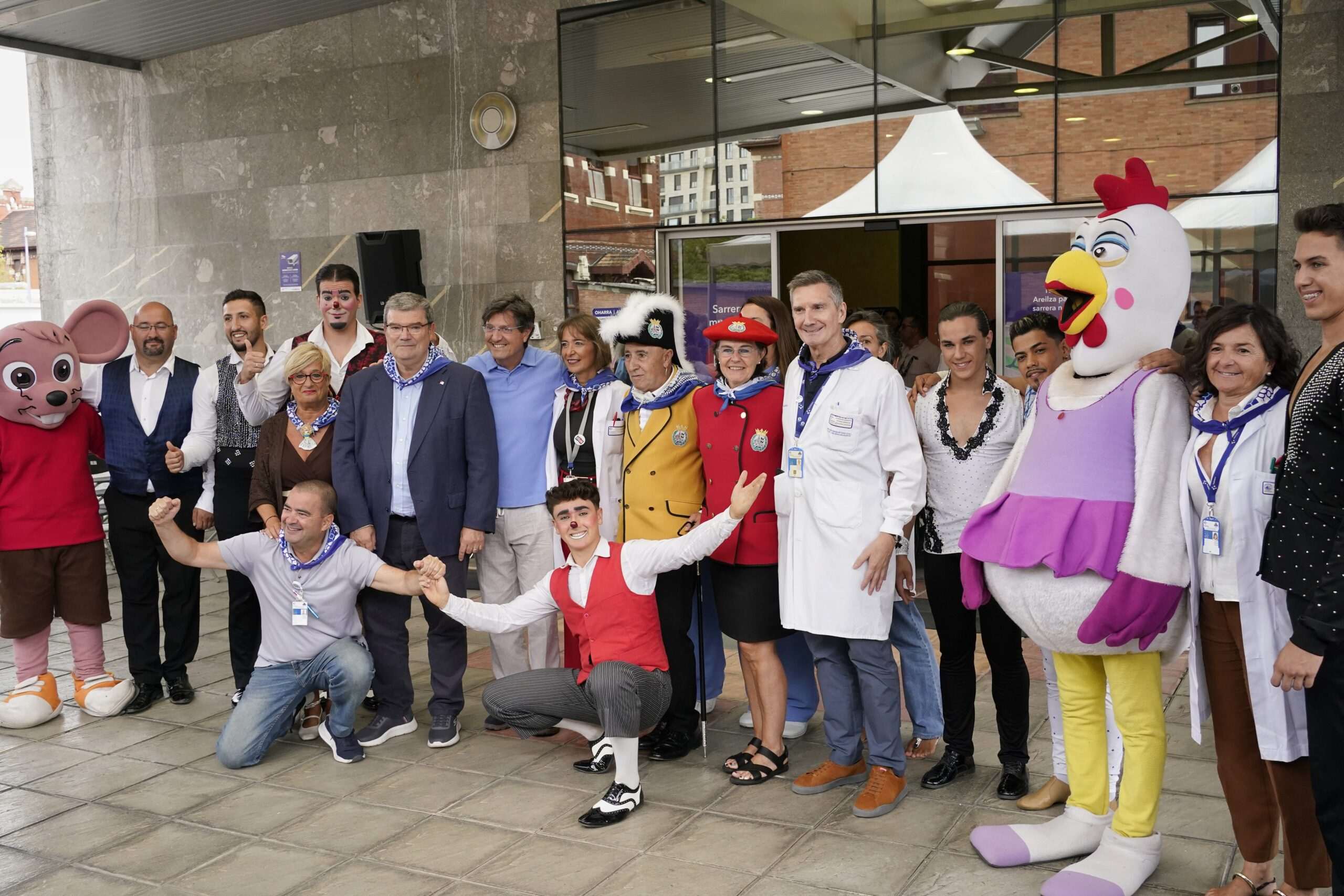 Marijaia y el circo brindan alegría a los niños ingresados en el hospital de Basurto durante Aste Nagusia