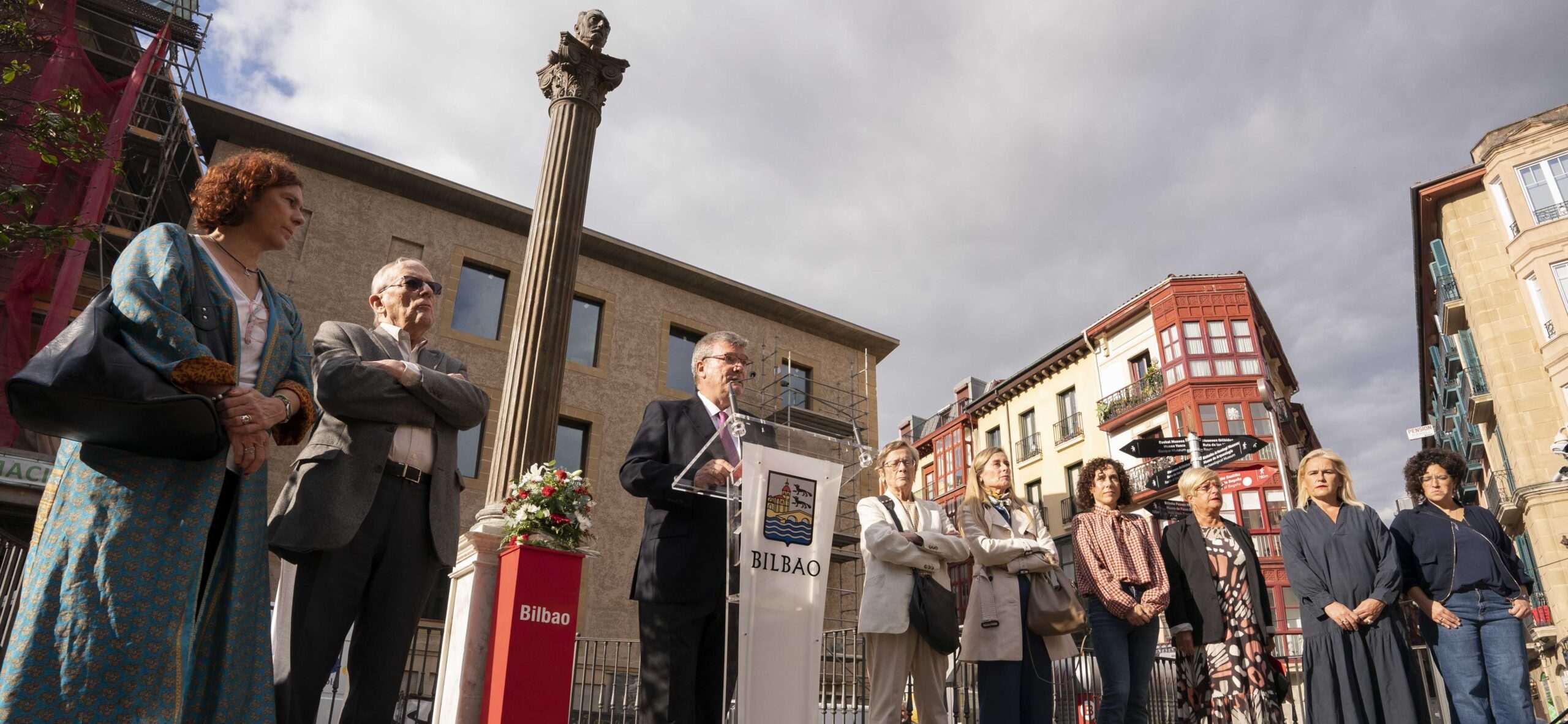Bilbao rinde homenaje a Miguel de Unamuno en el aniversario de su nacimiento con una ofrenda floral presidida por el alcalde