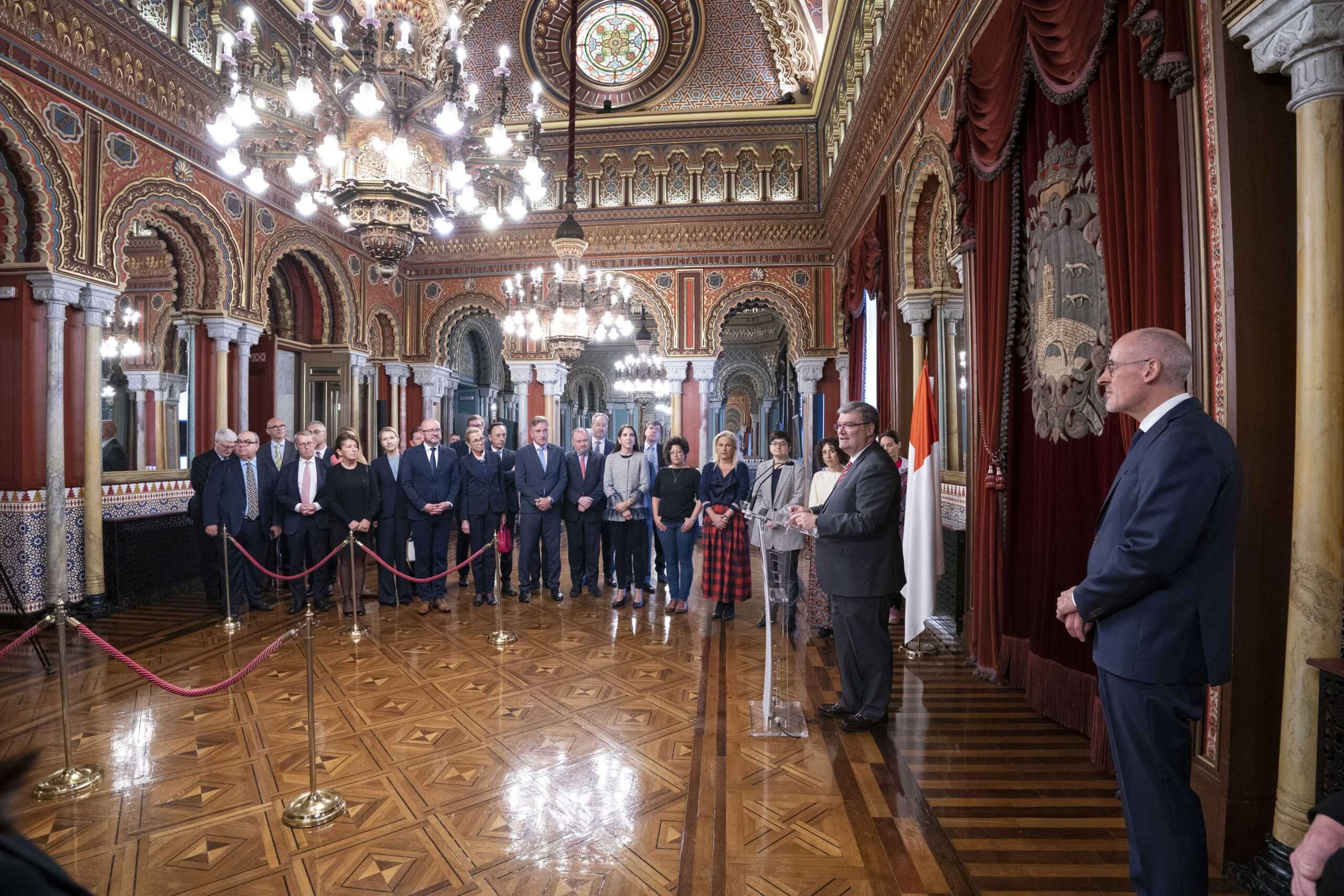 El alcalde de Bilbao se reúne con 20 embajadores y embajadoras de la Unión Europea