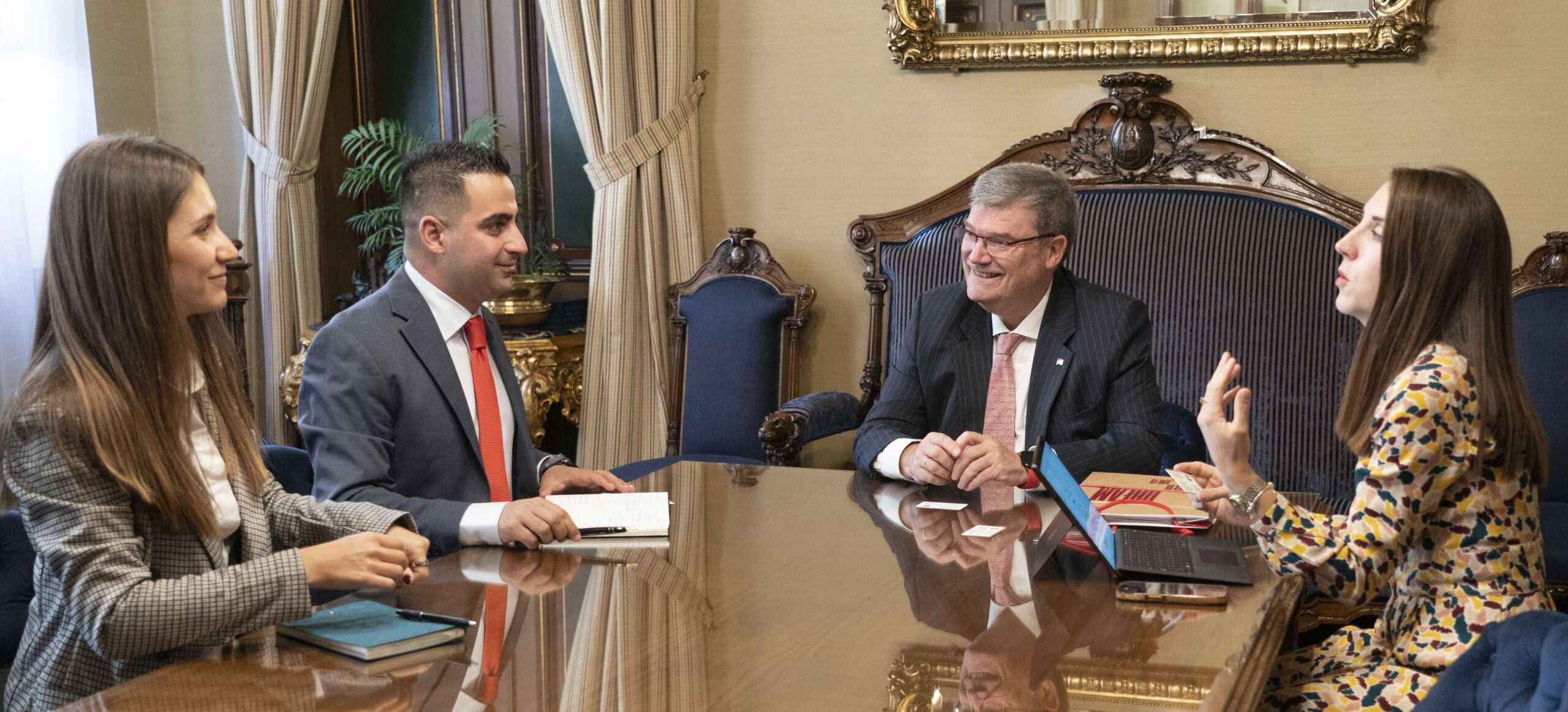 El alcalde de Bilbao se reúne con Darawan Haji Hameed, representante del Gobierno Regional del Kurdistán-Iraquí