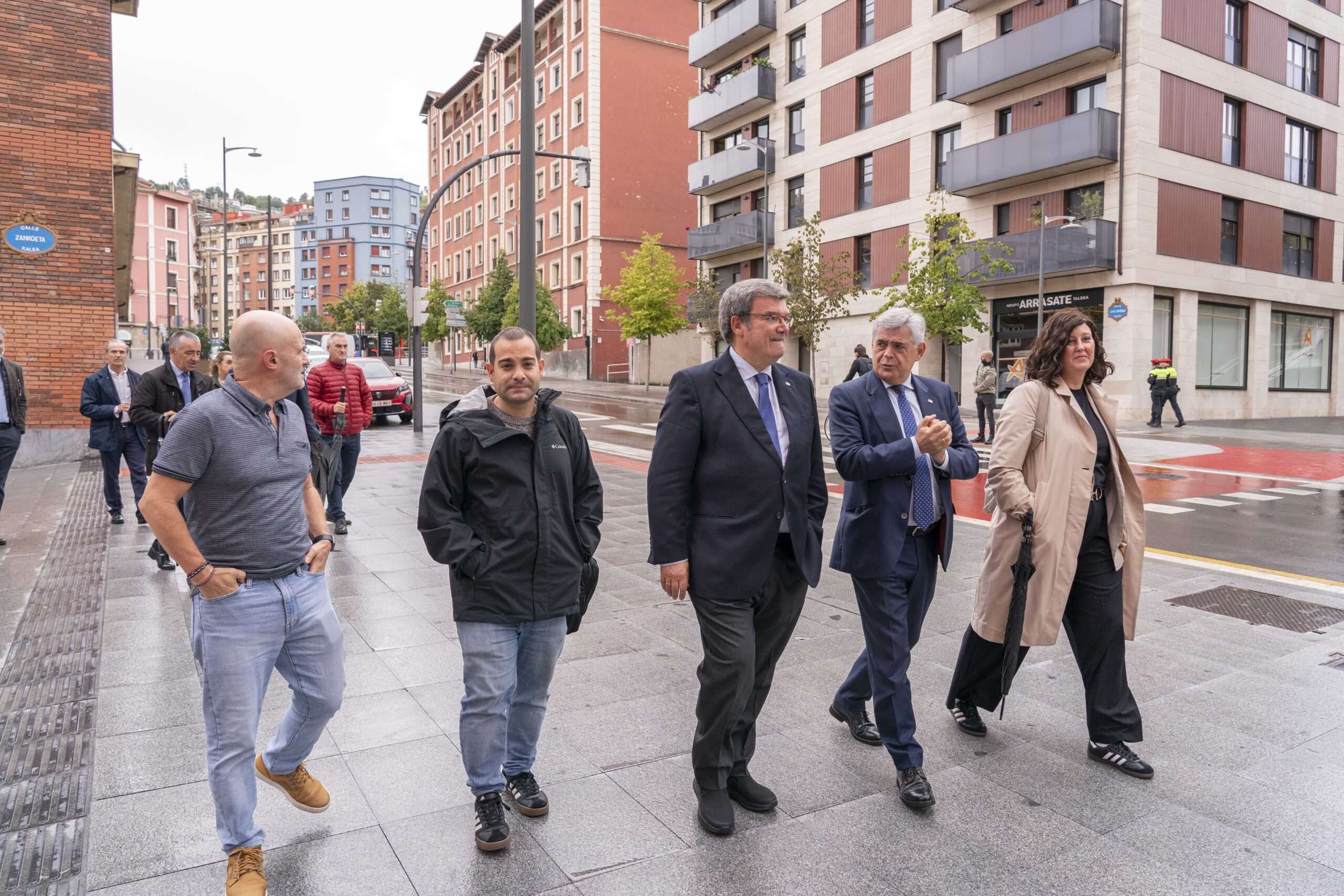 El alcalde de Bilbao visita la calle Luis Briñas en Basurto tras la finalización de las obras de urbanización con una inversión de más de 2,5 millones de euros