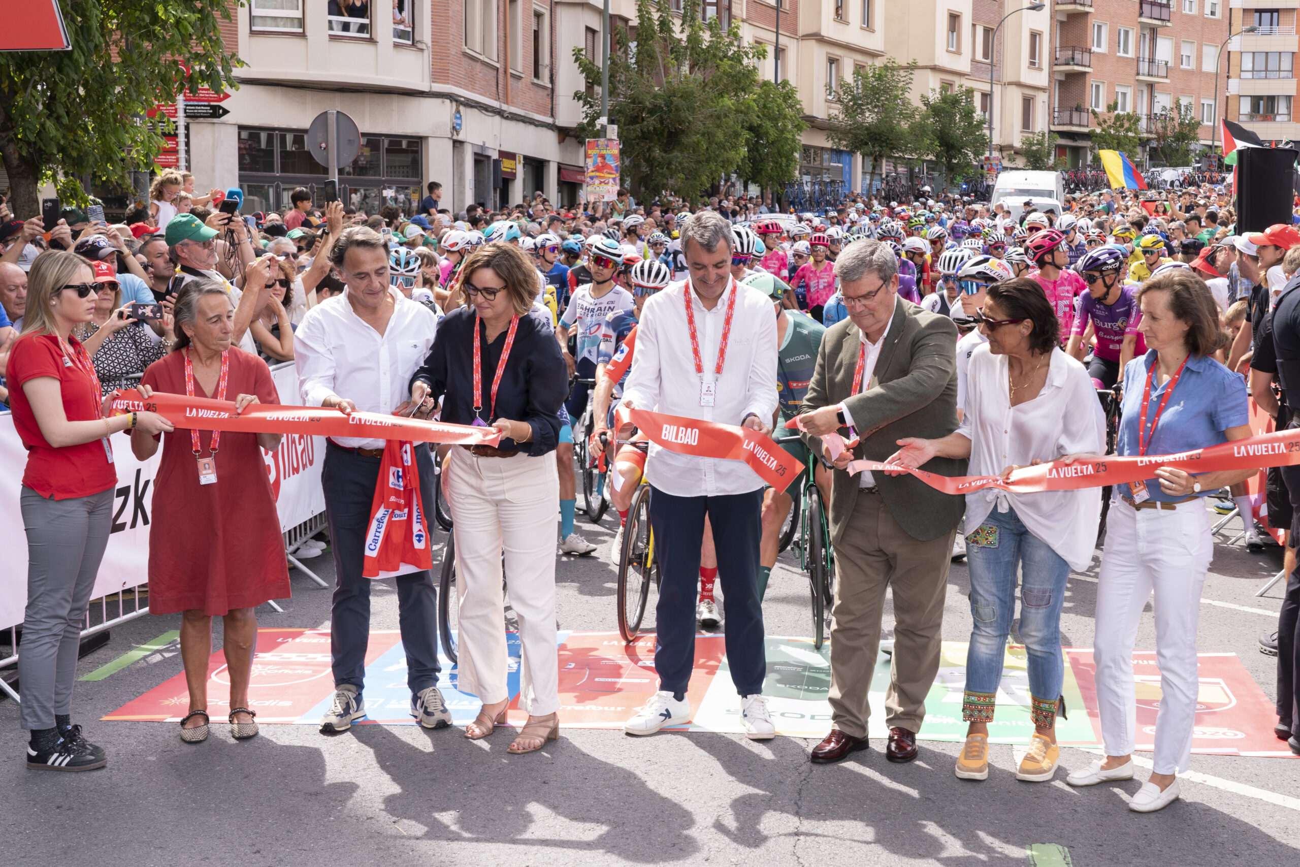 La diputada general de Bizkaia y el alcalde de Bilbao inauguran la undécima etapa de la Vuelta con un homenaje simbólico al ciclista Jesús Loroño