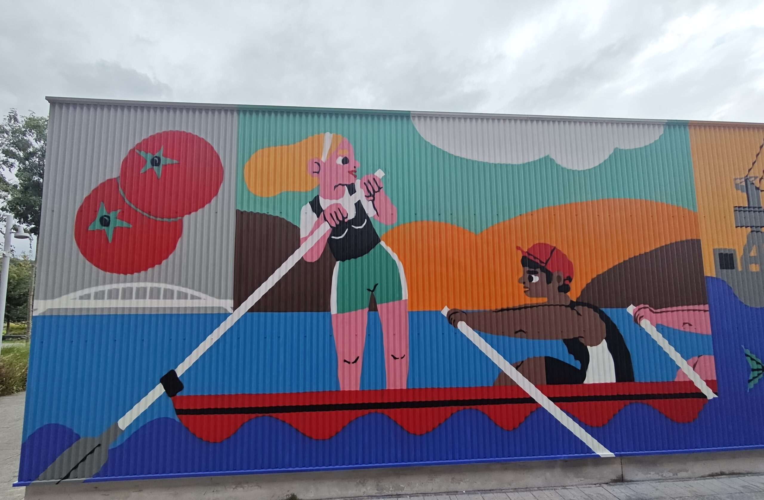 Un gran mural de la artista bilbaina Bea Aparicio decora la fachada del pabellón municipal de remo