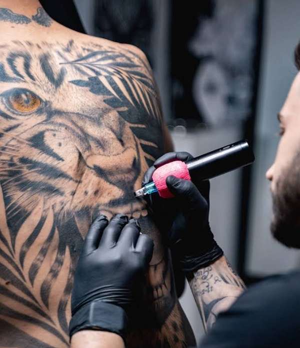 Tattoo performan’s tatuajes