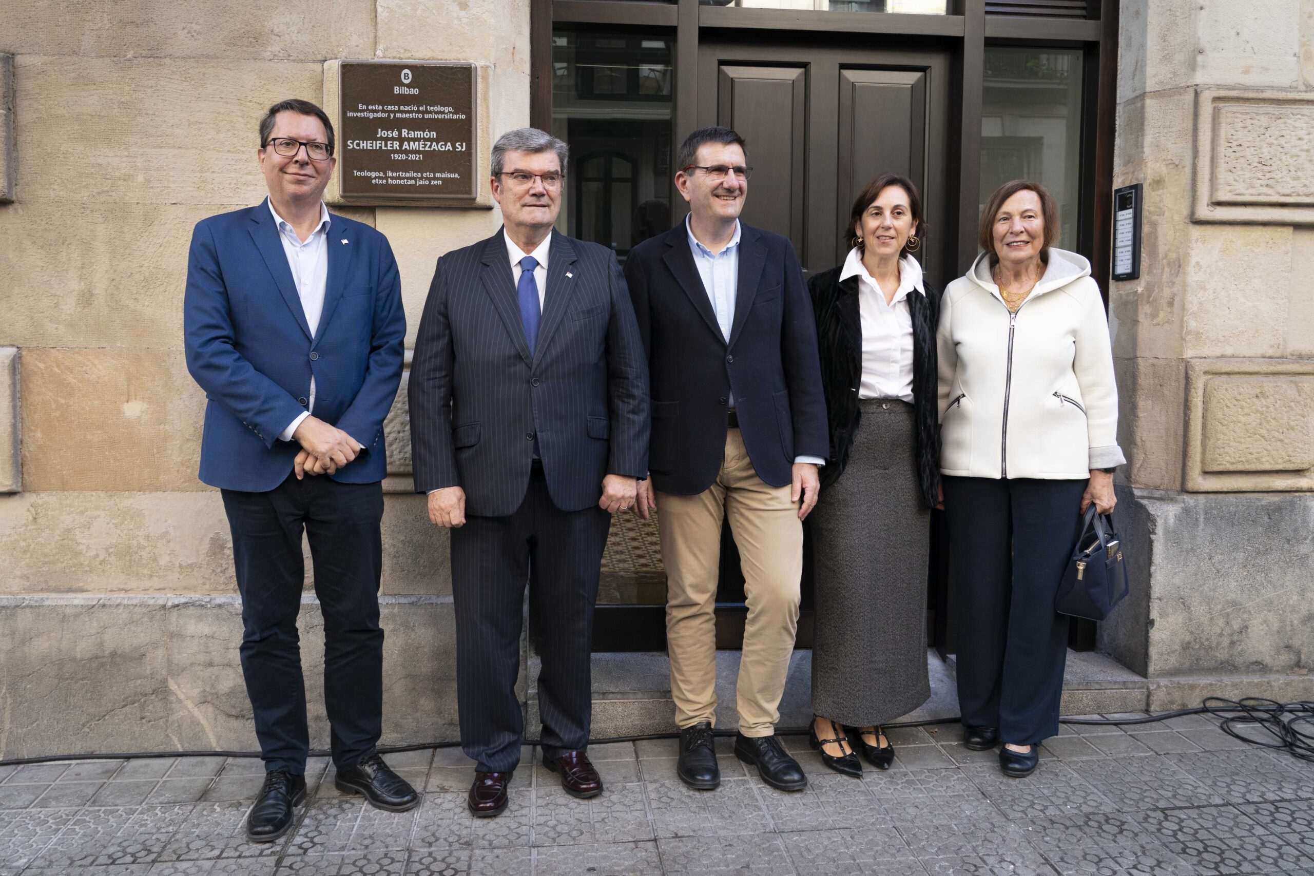 Bilbao rinde homenaje a José Ramón Scheifler con la colocación de una placa en su vivienda natal