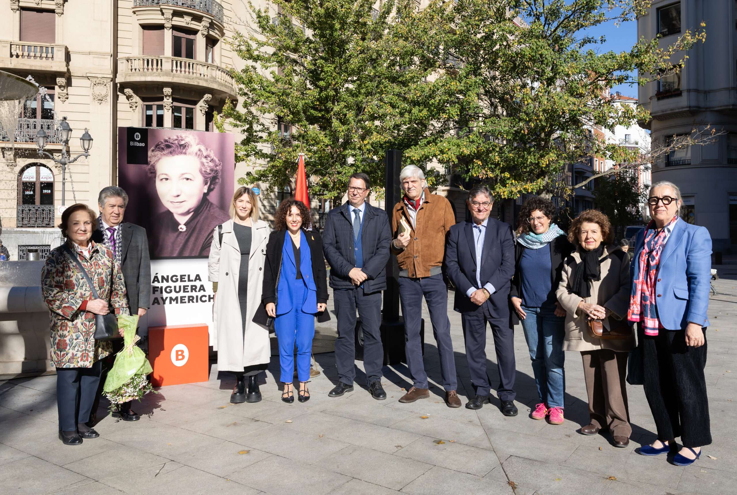 Bilbao rinde homenaje a la poeta Ángela Figuera en el aniversario de su nacimiento con una ofrenda floral y una conferencia en Bidebarrietakultur Gunea