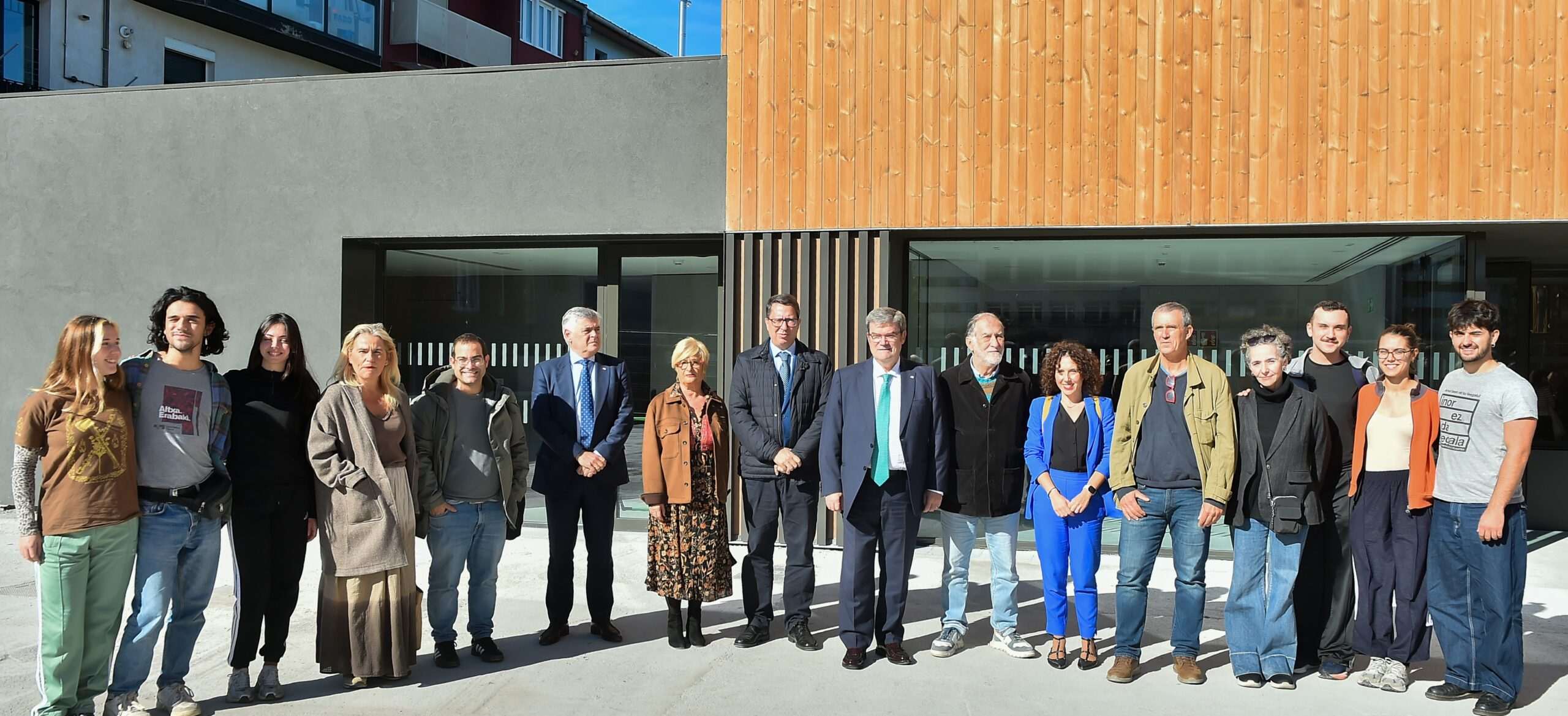 El alcalde de Bilbao visita el espacio Garabia tras su rehabilitación y anuncia el inicio de obra de Pabellón 6, que completará el futuro complejo escénico de Zorrozaurre