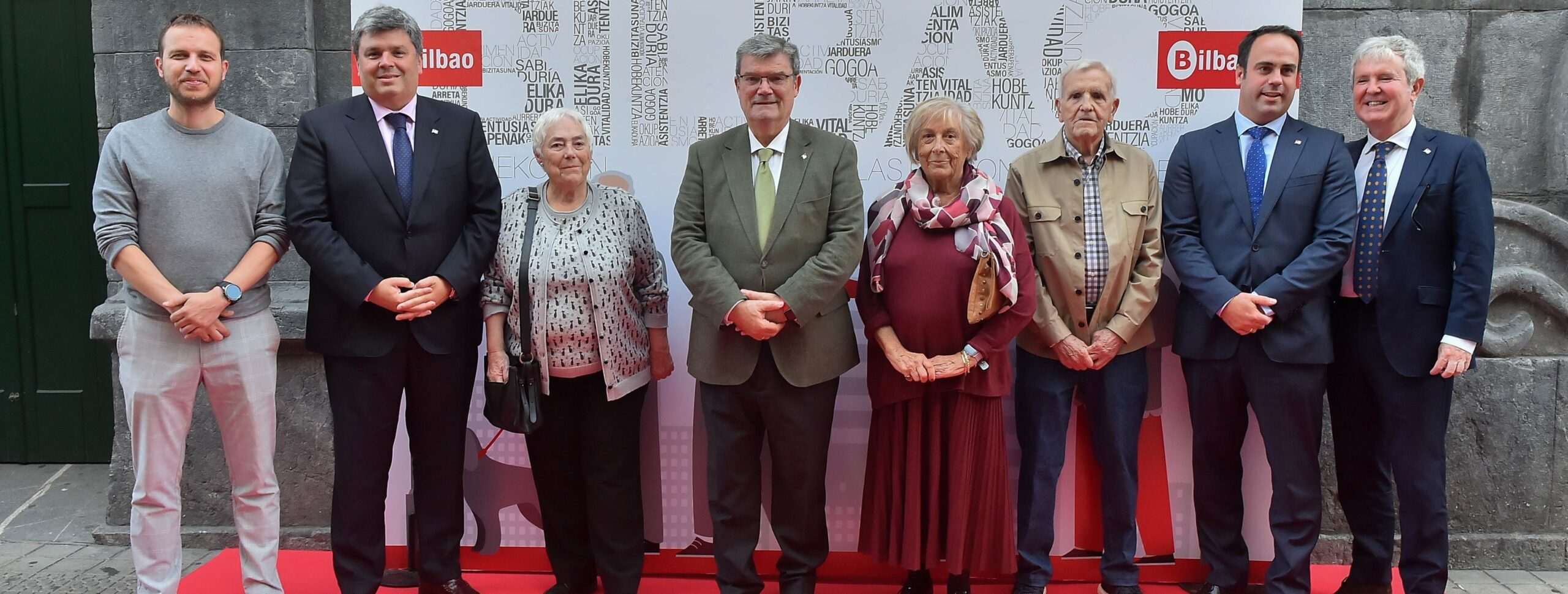 El Ayuntamiento entrega los premios Bilbao, ciudad amigable con las personas mayores a dos mujeres y un hombre por su participación activa en la villa