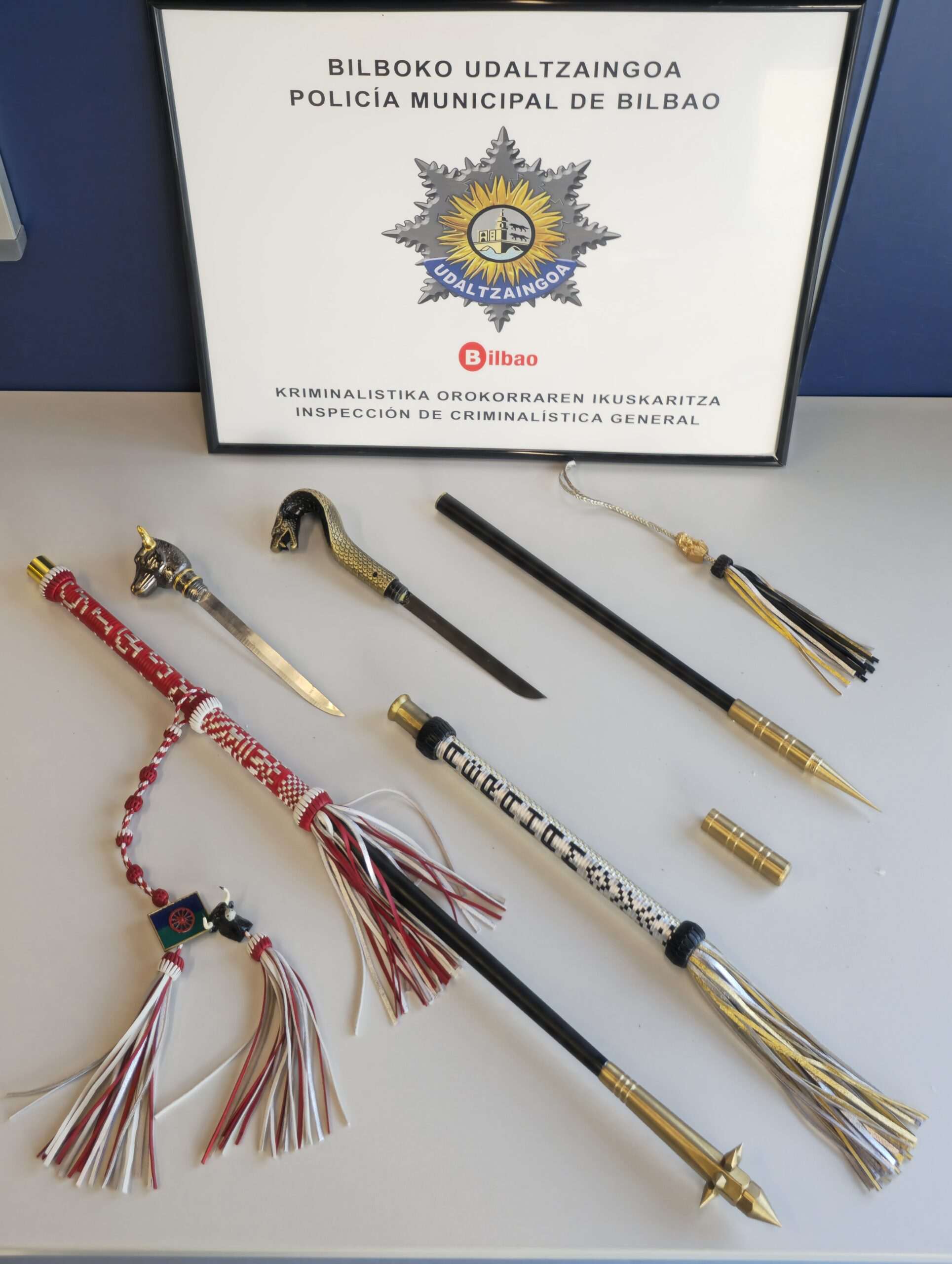 La policía municipal de Bilbao investiga a un joven del barrio de San Adrián por fabricar y vender bastones-estoque en redes sociales