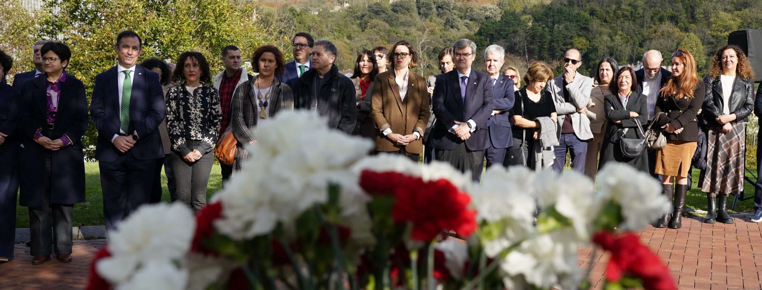 Bilbao conmemora el Día de la Memoria con un homenaje y ofrenda floral en honor a todas las víctimas del terrorismo y la violencia política en la ciudad
