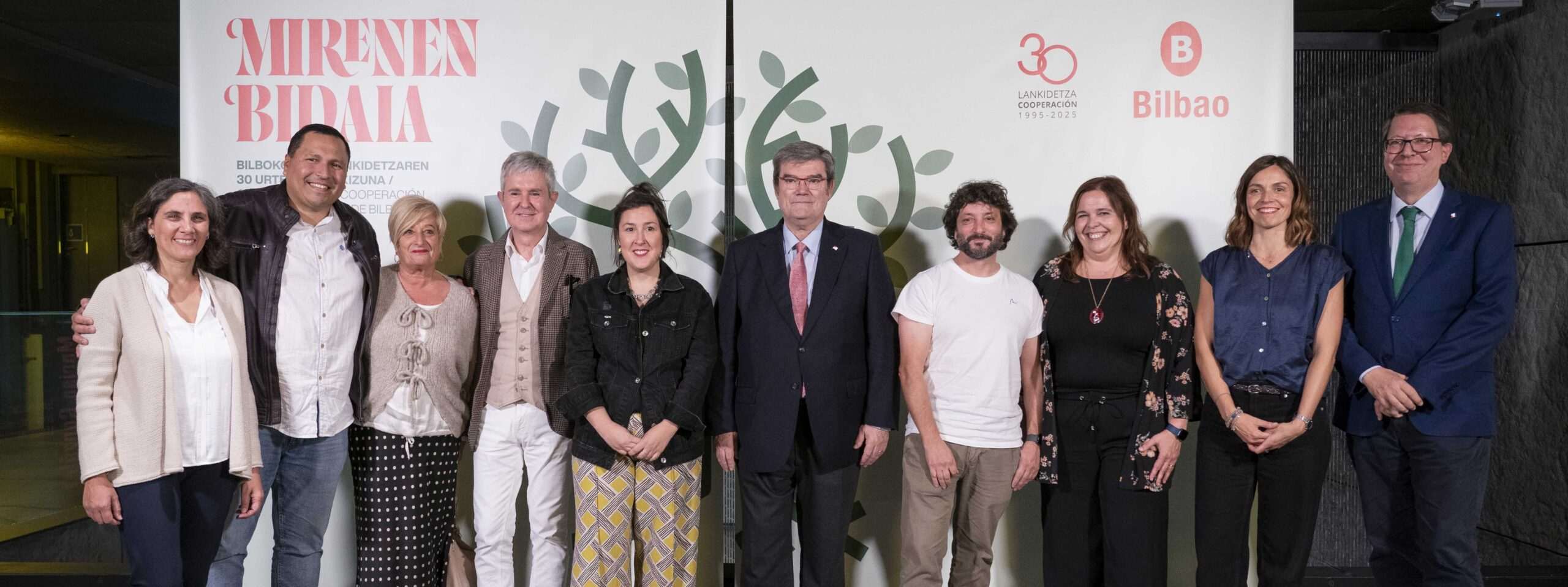 El alcalde de Bilbao clausura el 30 aniversario de la cooperación al desarrollo municipal con una emotiva gala conmemorativa en Azkuna Zentroa