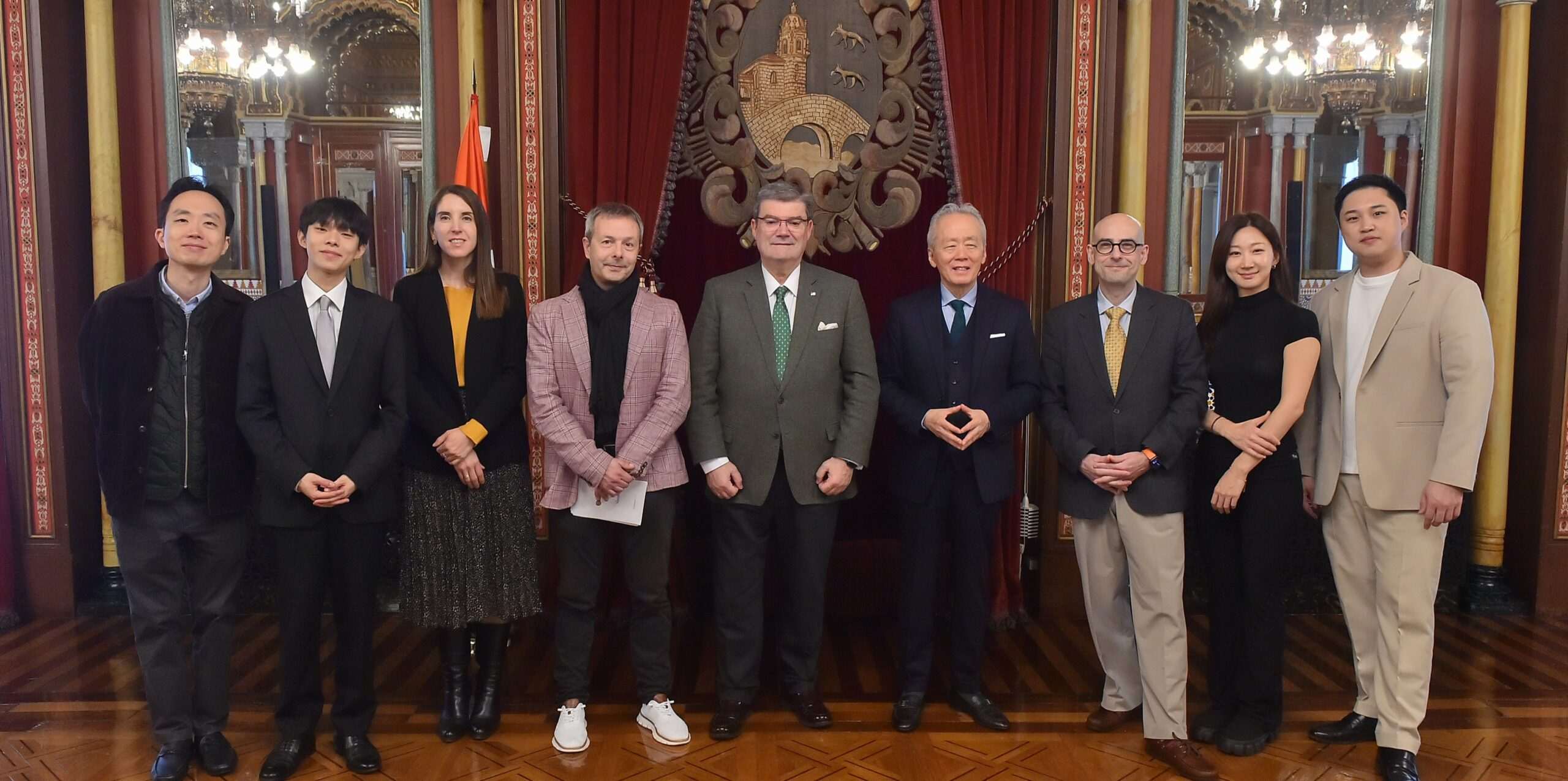 El alcalde de Bilbao recibe a la delegación de Jirisán organizadora del concierto por la paz mundial
