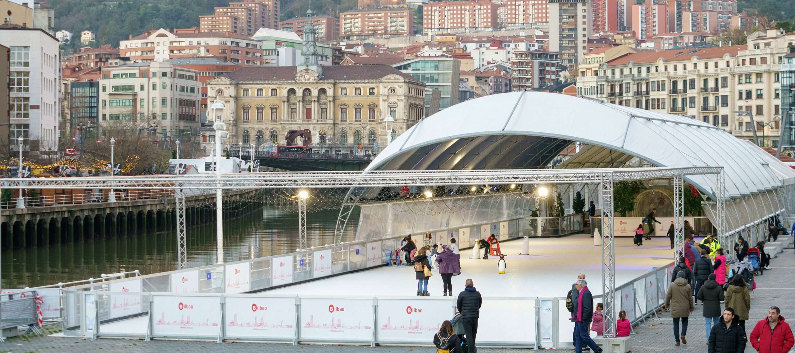 El Ayuntamiento de Bilbao inicia hoy el montaje del tobogán y la pista de hielo del proyecto #BilbaoGabonak, que abrirán el próximo 21 de noviembre