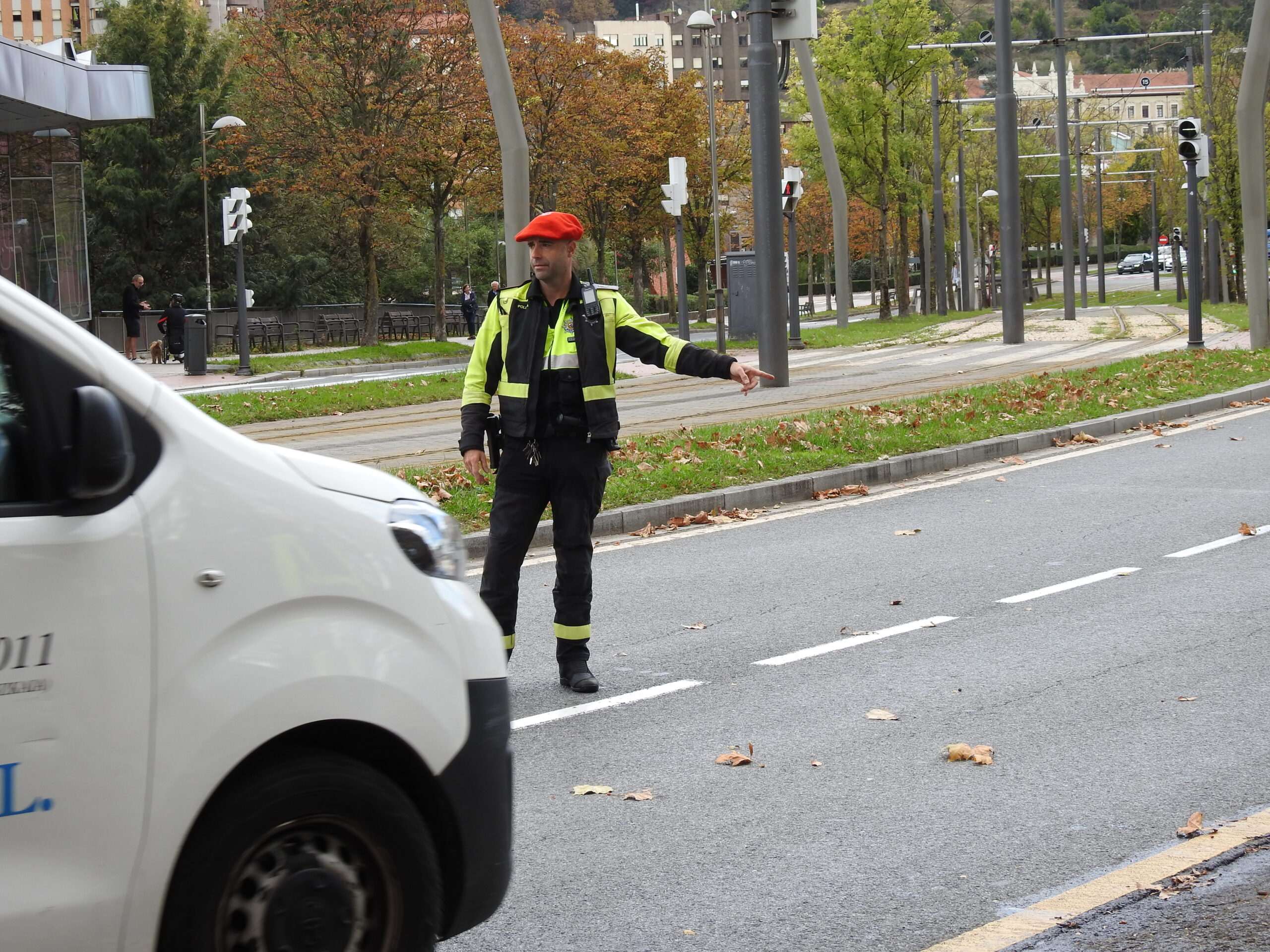 La policía municipal de Bilbao inicia una campaña para supervisar el correcto transporte de mercancías