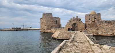 El puerto medieval de Hondarribia y su arquitectura defensiva