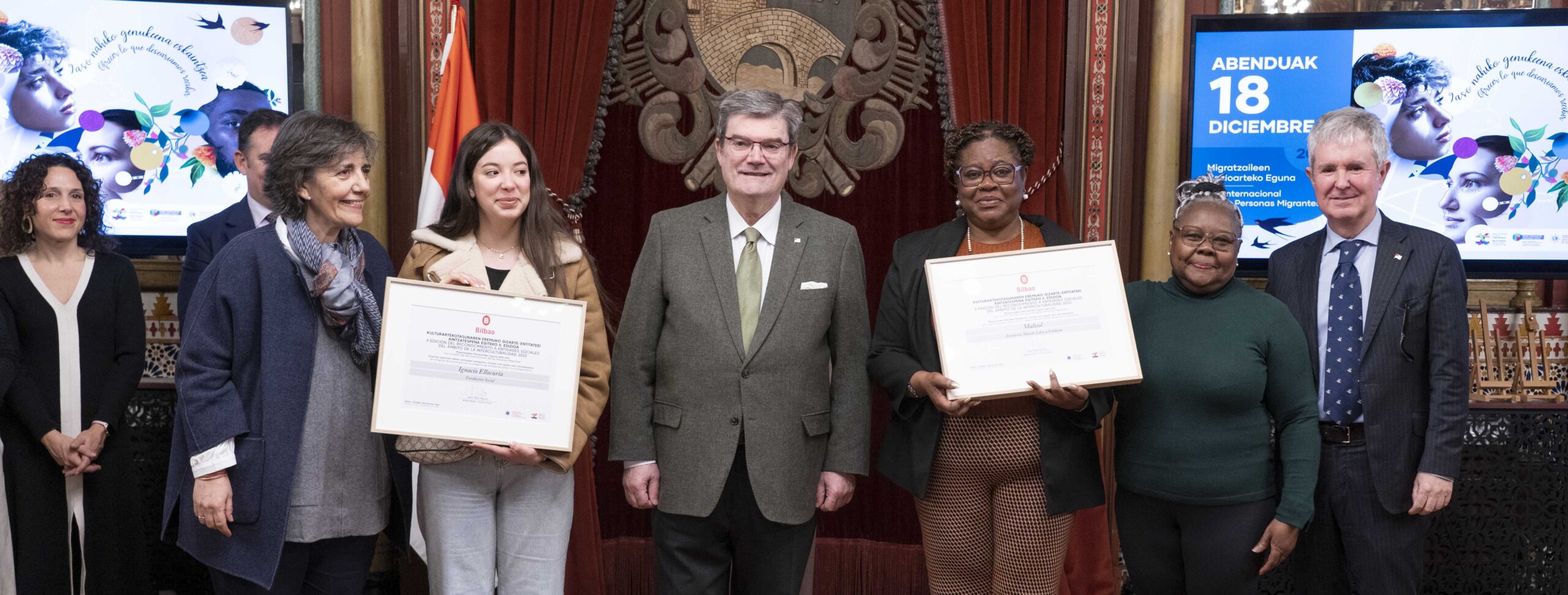 El alcalde de Bilbao reconoce a la asociación Mulisol y a la Fundación Ellacuría en el Día Internacional de la Persona Migrada