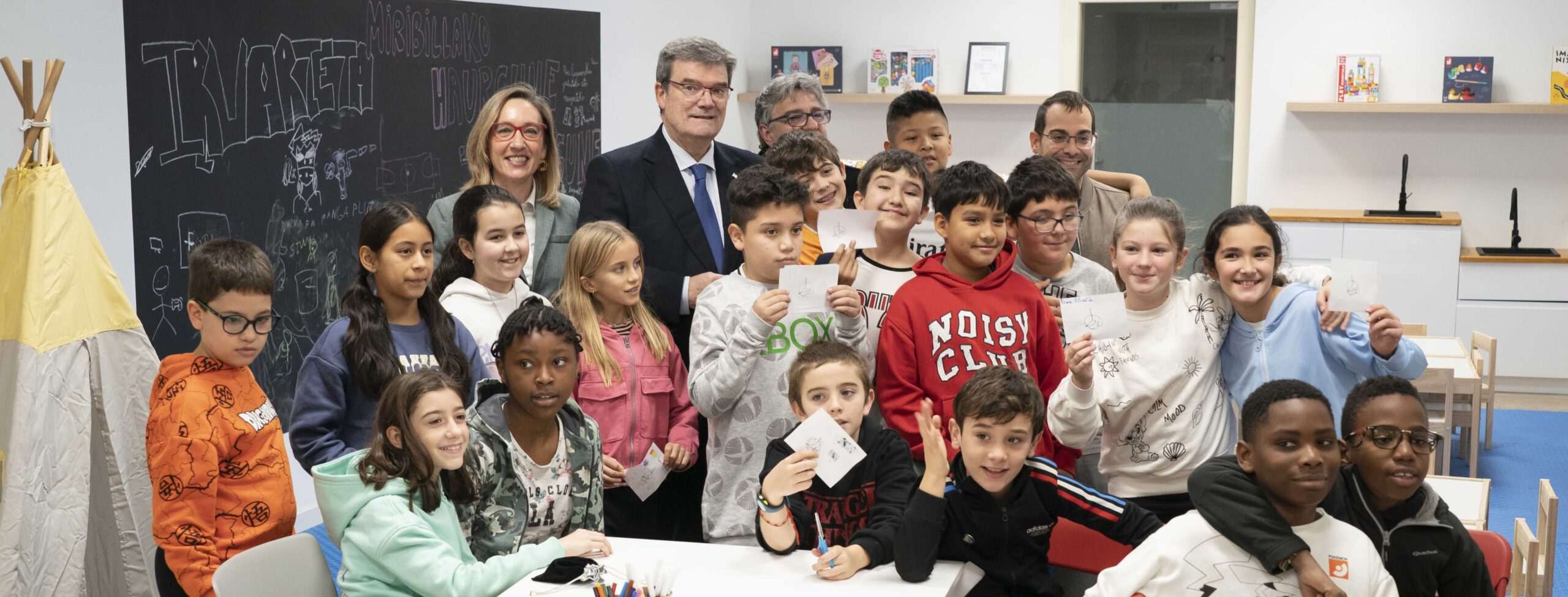El alcalde de Bilbao recorre los nuevos haurgune y kidegune de Miribilla-San Adrián