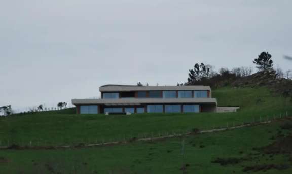 La Fiscalía archiva la denuncia ecologista por el acceso al chalet de Xabi Alonso en Igeldo