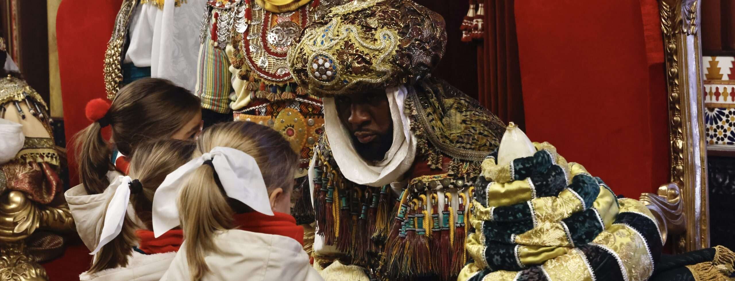 Las ilusiones y deseos de las niñas y niños protagonistas en la recepción de los Reyes Magos en el Salón Árabe del Ayuntamiento