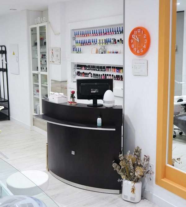 Cidi Torres de uñas y estética Pamplona