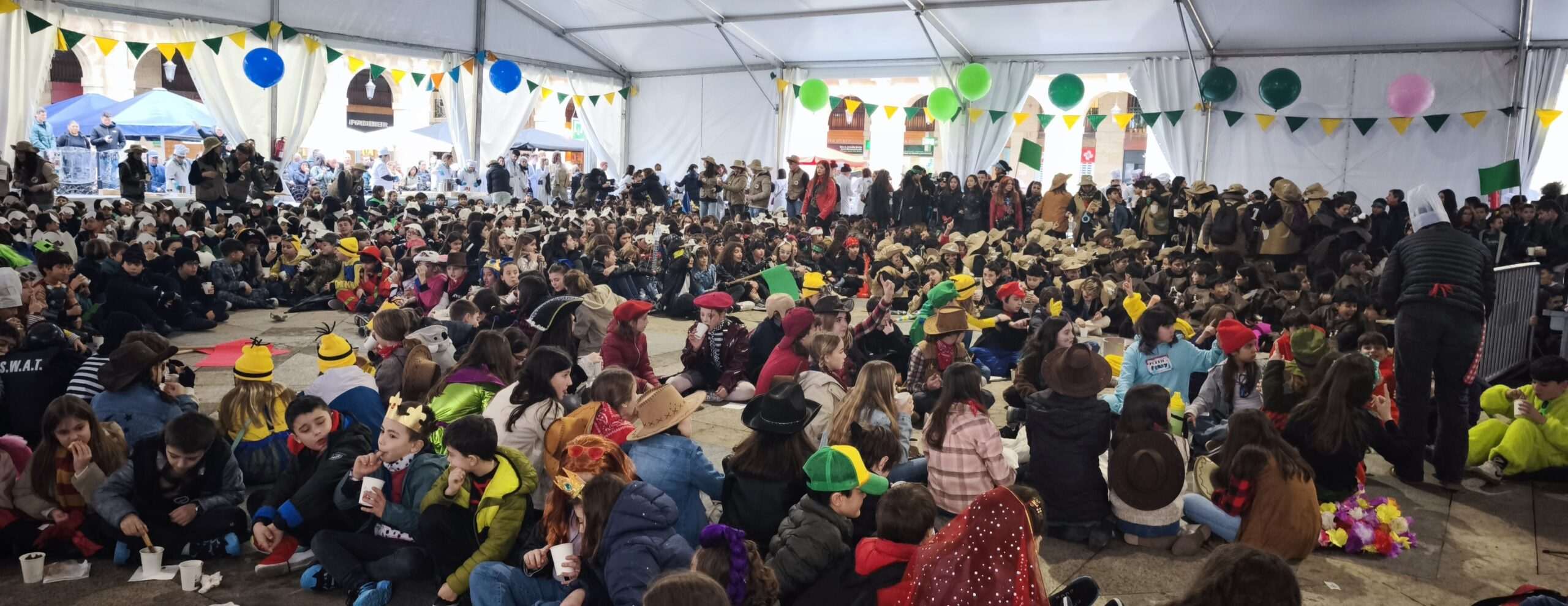 Cerca de 1.800 niñas y niños de los centros escolares de Bilbao llenan de alegría y color la Plaza Nueva en una fiesta de Carnaval