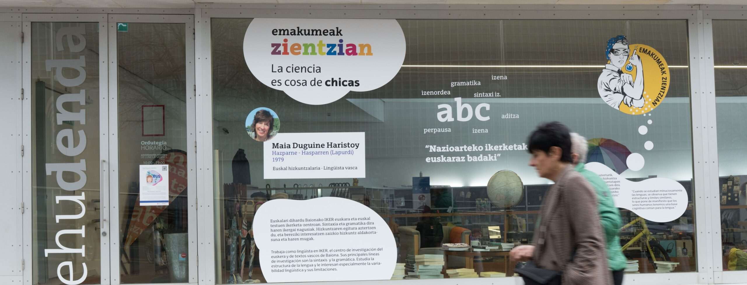 Comercios de Bilbao decoran sus escaparates para celebrar el Día Internacional de la Mujer y la Niña en la Ciencia