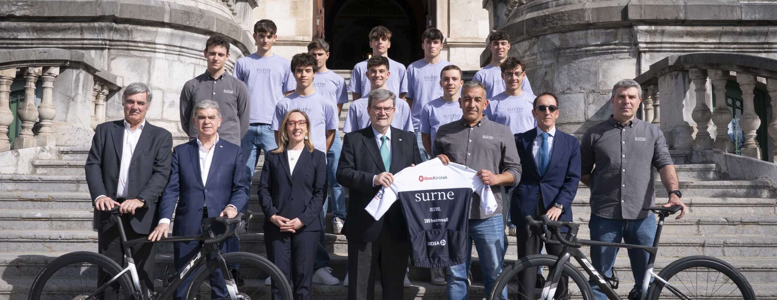 El alcalde de Bilbao recibe al equipo ciclista Miribilla Cycling que lanza un nuevo proyecto deportivo