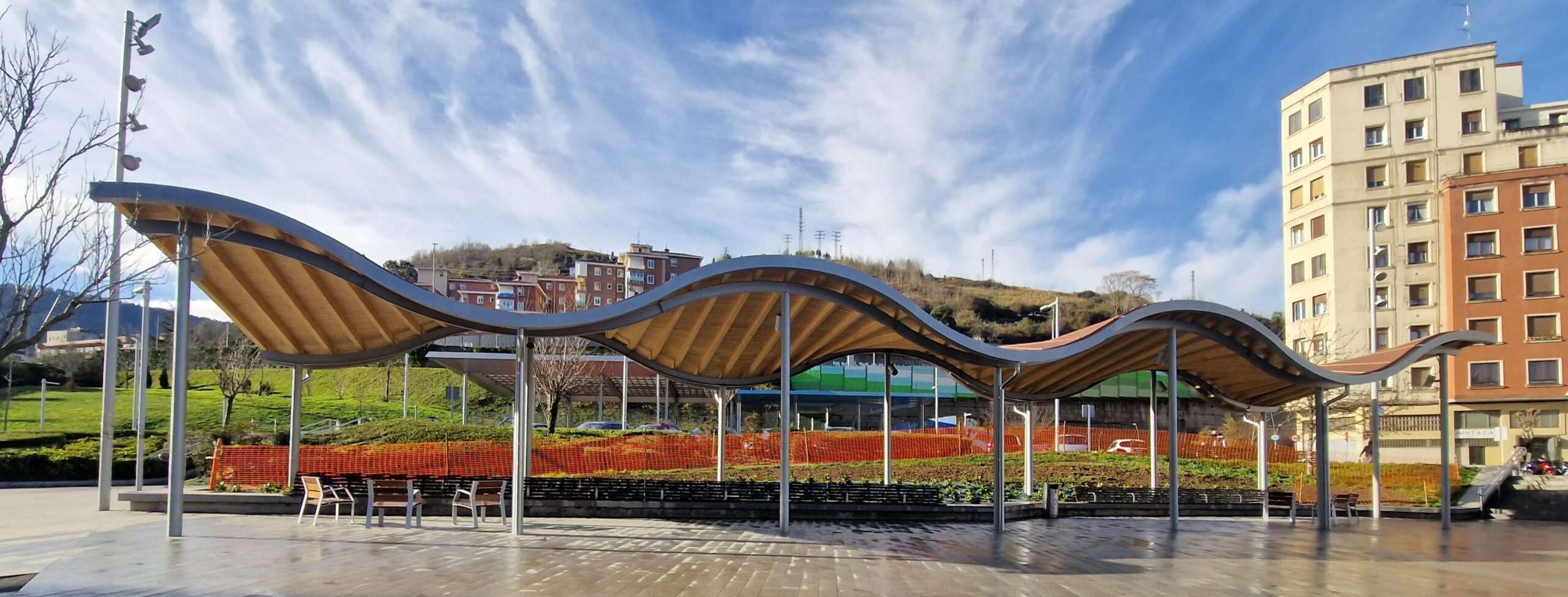 El Ayuntamiento de Bilbao concluye la cubrición del banco corrido entre las calles Sabino Arana y Tellagorri, un proyecto priorizado por los vecinos en el marco del Plan Auzokide