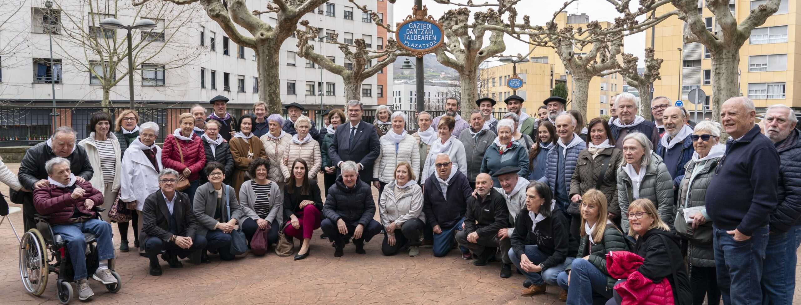 El alcalde de Bilbao visita la vía Plazuela Gaztedi Dantzari Taldea que estrena placas identificativas