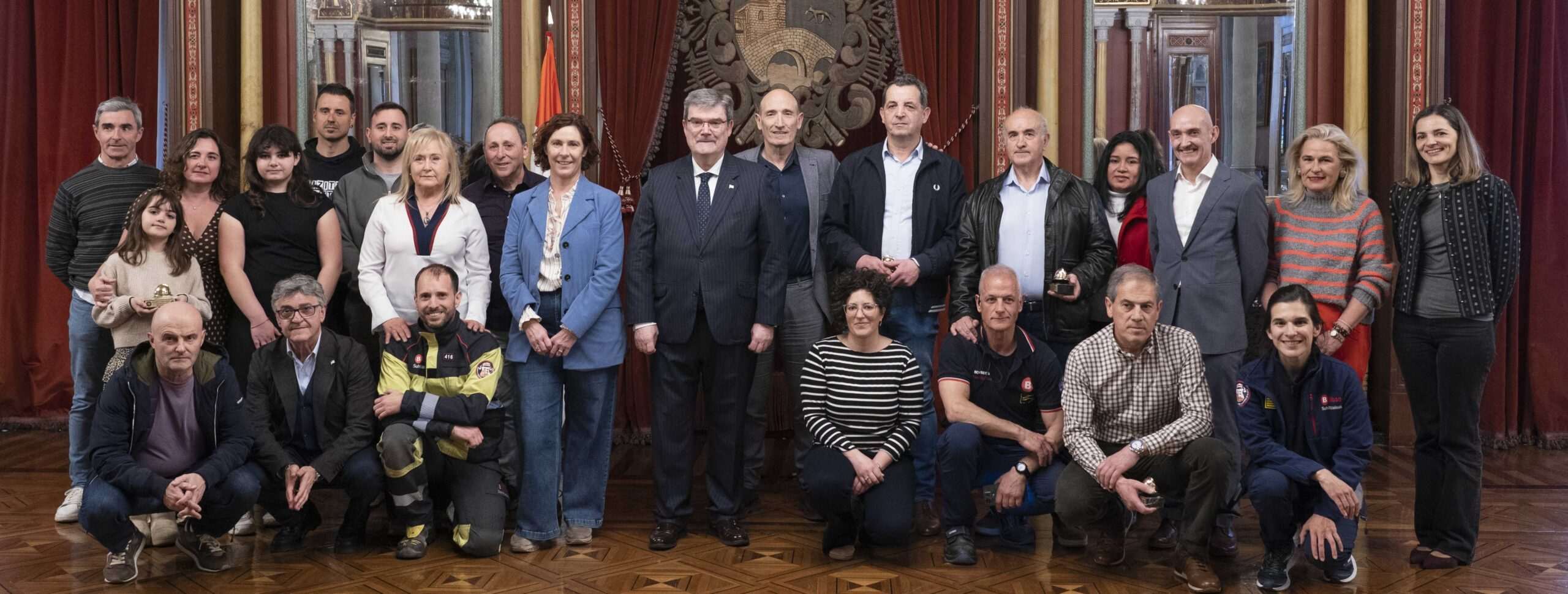 El Ayuntamiento de Bilbao rinde homenaje a los bomberos jubilados el año pasado en las celebraciones por el Día de su Patrón San Juan de Dios