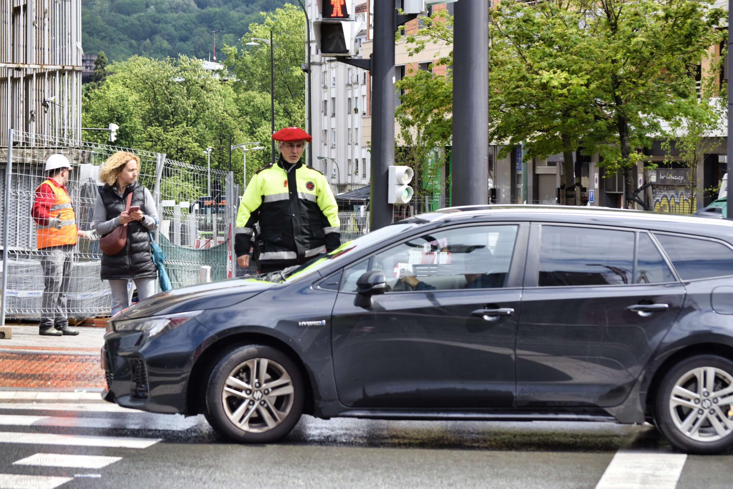 La Policía Municipal de Bilbao inicia una campaña para supervisar el uso del cinturón de seguridad y de dispositivos de retención infantil
