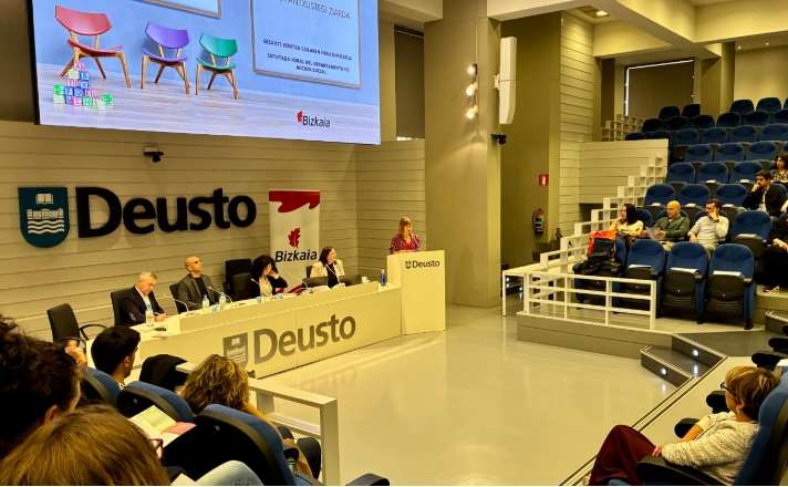 Amaia Antxustegi lanza el programa anual de formación y apoyo a la adopción, reafirmando el compromiso de la Diputación con familias adoptivas.