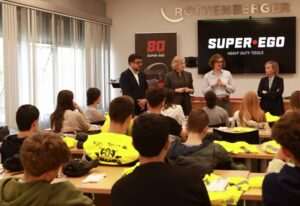 Elixabete Etxanobe y Alumnos del Instituto de Durango Visitan Super Ego Tools en Industria Erronka